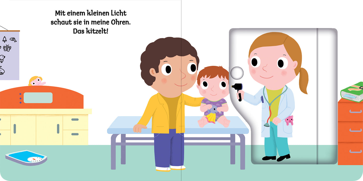 Gezeigt wird eine Innenansicht von „Mein erstes Buch vom Kinderarzt“. Auf der Doppelseite sind ein Arzt und ein Elternteil mit einem Kleinkind zu sehen. Der Arzt, eine junge Frau in einem weißen Kittel, hält ein Otoskop in der Hand. Die Farben sind lebhaft, mit einem hellen Blau des Untersuchungsgebiets und warmen Gelbtönen des Hintergrunds. Der Text in einer freundlichen, gut lesbaren Schriftart vermittelt eine einladende Atmosphäre in der Arztpraxis.