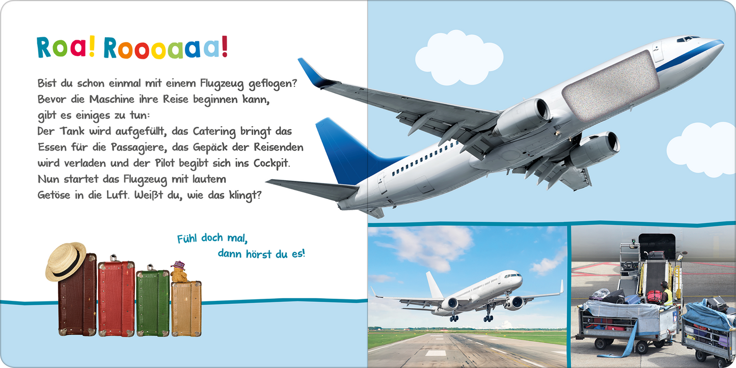 Gezeigt wird eine Innen- oder Zusatzansicht von „Hör mal rein, wer kann das sein? – Meine Fahrzeuge“. Die Seite illustriert verschiedene Verkehrsmittel, insbesondere ein Flugzeug, das am Himmel fliegt. Die Farben sind lebhaft, mit einem blauen Himmel, weißen Wolken und einem detailreichen Flugzeug in Weiß und Blau. Links stehen bunte Koffer mit einem Hut, während rechts eine Flughafen-Szene mit einem weiteren Flugzeug und Gepäckabladen zeigt. Die Schrift ist klar und kinderfreundlich...
