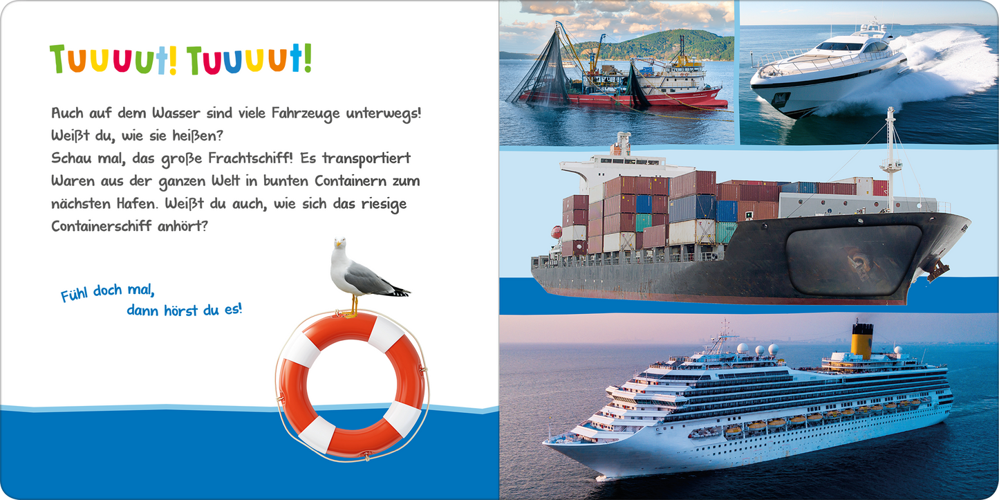 Gezeigt wird eine Innen- oder Zusatzansicht von „Hör mal rein, wer kann das sein? – Meine Fahrzeuge“. Die Seite enthält eine bunte Illustration von verschiedenen Wasserfahrzeugen. In der linken oberen Ecke steht „Tuuuu! Tuuuuu!“ in großen, blauen Buchstaben. Ein roter Rettungsring mit weißen Akzenten ist im Mittelpunkt platziert. Vier Bilder zeigen ein Fischerboot, ein Schnellboot, ein Containerschiff und ein Kreuzfahrtschiff, alle vor einem maritimen Hintergrund mit Wasser und...