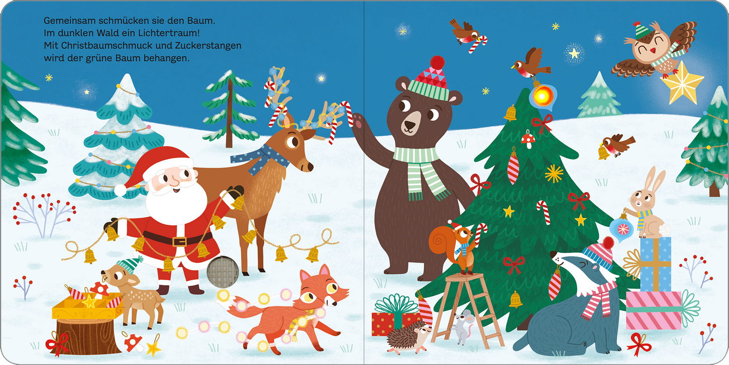 Gezeigt wird eine Innen- oder Zusatzansicht von „Mein blinkendes Soundbuch – Weihnachten im Wald“. Die Seite zeigt eine festliche, winterliche Szene mit Tieren, die zusammen einen Weihnachtsbaum schmücken. Im Vordergrund steht ein fröhlicher Weihnachtsmann, umgeben von einem Reh, einem Bären und einem Fuchs. Der Baum ist üppig geschmückt mit bunten Lichtern und Geschenken. Die Farben sind hell und lebhaft, dominierend sind Blau, Grün, Rot und Gelb, ergänzt durch verspielte,...