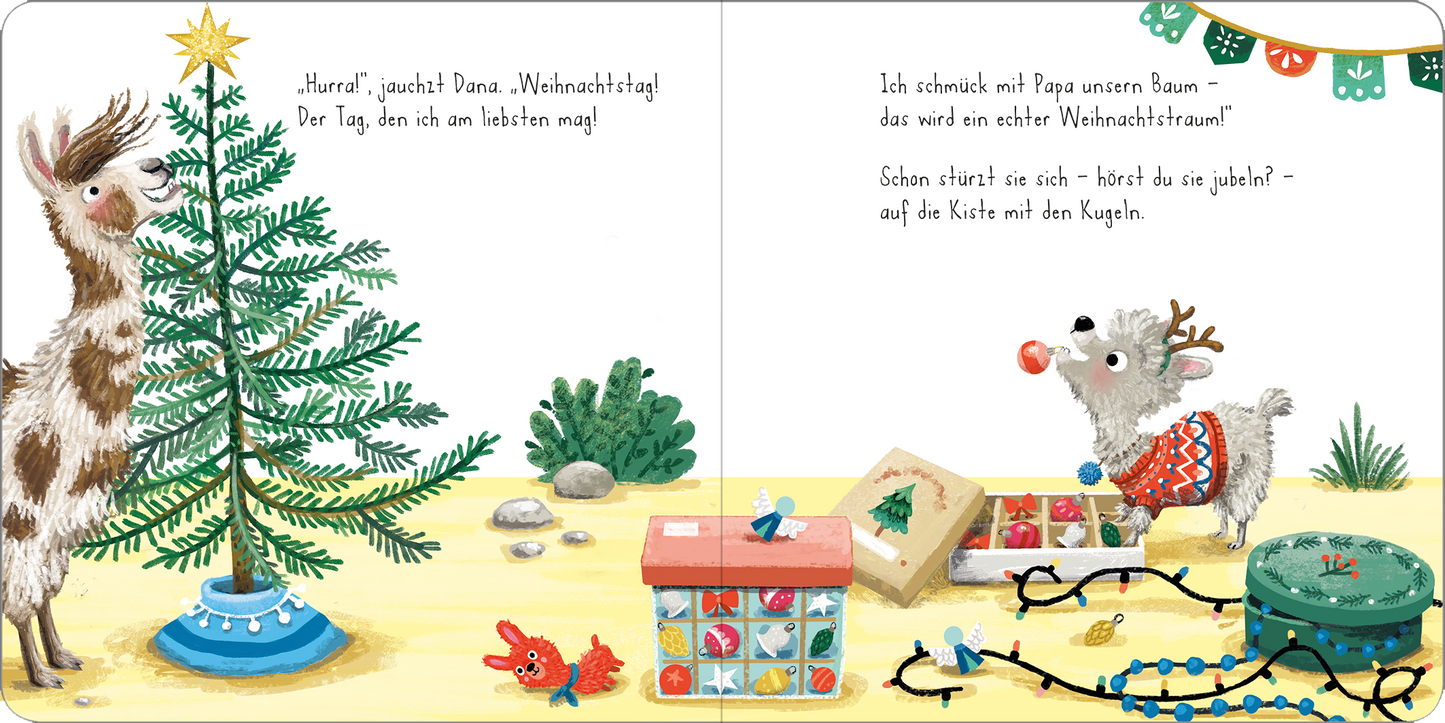 Gezeigt wird eine Innen- oder Zusatzansicht von „Weihnachtsdrama mit dem Lama“. Auf der Doppelseite ist ein festlicher Weihnachtsbaum in der Mitte zu sehen, umgeben von bunten Geschenken. Links steht das Lama, das fröhlich zur Decke blickt, während rechts ein Rentier mit Kugel spielt. Die Farbpalette umfasst fröhliche Grüntöne, Rot und Gelb. Die Schrift ist eine verspielte, gut lesbare Typografie, die zu dem festlichen Anlass passt.