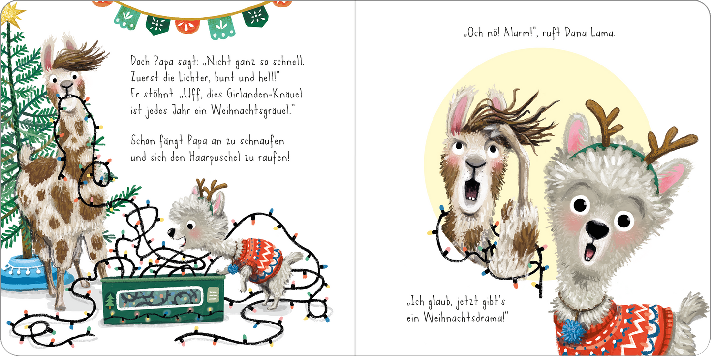 Gezeigt wird eine Innen- oder Zusatzansicht von „Weihnachtsdrama mit dem Lama“. Auf der linken Seite sind zwei Lamas dargestellt, eines mit einem bunten Pullover und das andere mit einer Weihnachtsmütze, umgeben von Lichterketten. Die Farben sind fröhlich und lebhaft, dominierend sind Rot-, Grün- und Brauntöne. Auf der rechten Seite sind Sprechblasen mit Text in spielerischer, leicht lesbarer Schrift. Die Szenen vermitteln eine festliche, humorvolle Stimmung.