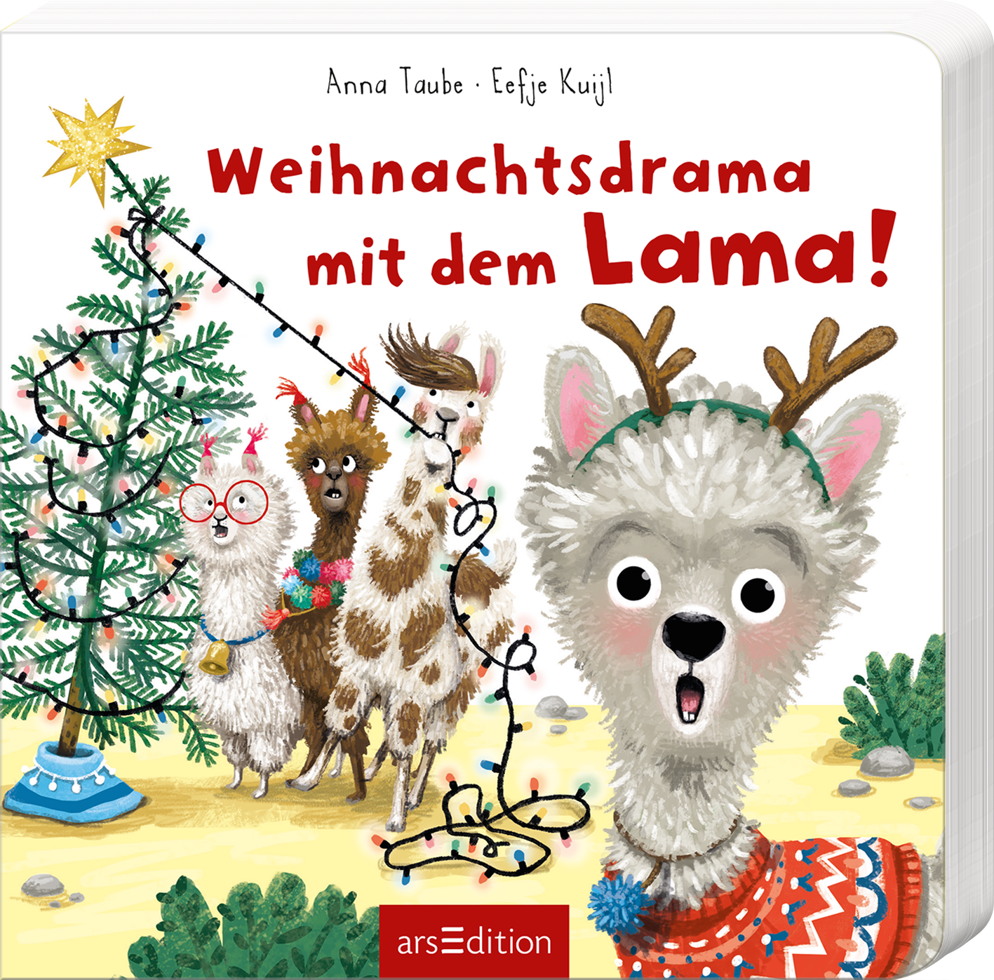 Das Cover zeigt ein fröhliches Lama mit einem bunten Pullover und Weihnachtsgeweihen. Es steht inmitten einer Gruppe anderer Lamas vor einem geschmückten Weihnachtsbaum. Die leuchtenden Farben sind rot, grün und beige, was eine festliche Atmosphäre schafft. Der Titel „Weihnachtsdrama mit dem Lama!“ ist in auffälliger roter Schrift plaziert. Ganz oben steht der Autorenname „Anna Taube“ und „Eefje Kuijl“. Ganz unten mittig steht der Logoschriftzug von arsEdition.