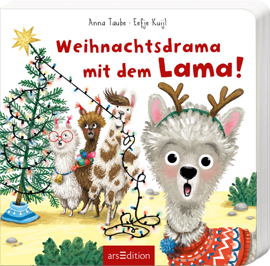 Das Cover zeigt ein fröhliches Lama mit einem bunten Pullover und Weihnachtsgeweihen. Es steht inmitten einer Gruppe anderer Lamas vor einem geschmückten Weihnachtsbaum. Die leuchtenden Farben sind rot, grün und beige, was eine festliche Atmosphäre schafft. Der Titel „Weihnachtsdrama mit dem Lama!“ ist in auffälliger roter Schrift plaziert. Ganz oben steht der Autorenname „Anna Taube“ und „Eefje Kuijl“. Ganz unten mittig steht der Logoschriftzug von arsEdition.
