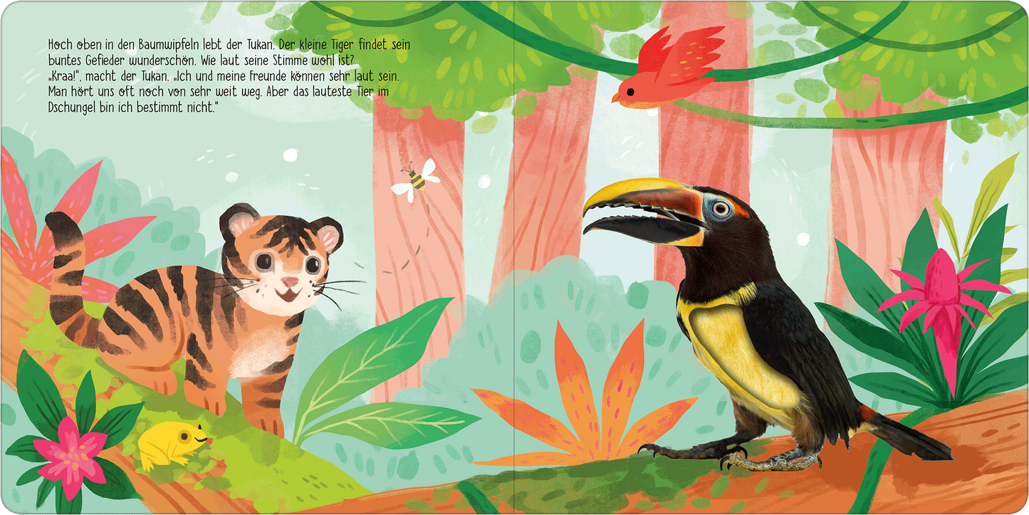 Gezeigt wird eine Innen- oder Zusatzansicht von „Hör mal, kleiner Tiger!“. Die Illustration zeigt einen niedlichen, gestreiften Tiger, der neugierig aus einem Blätterdach schaut. Daneben steht ein bunter Tukán mit gelbem Schnabel. Die Farben sind leuchtend, mit grünen Blättern, pinken Blüten und einem hellen Hintergrund. Die freundlich gestaltete Typografie enthält spielerische Schriftzüge, die die kindliche Thematik unterstützen und den Text umgeben.