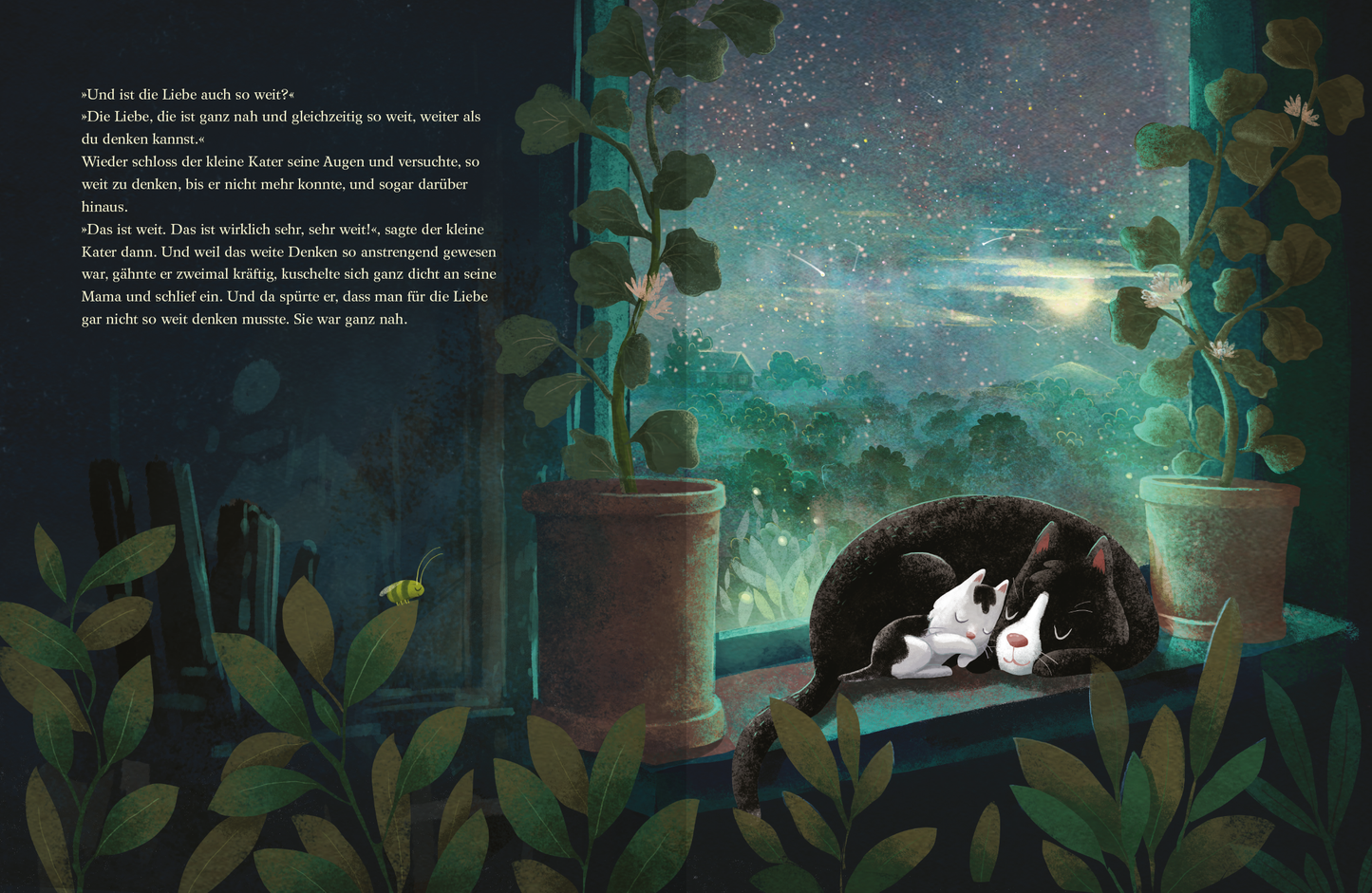 Gezeigt wird eine Innen- oder Zusatzansicht von „Du, Mama ... Wie weit ist die Welt?“. Die Illustration zeigt einen nächtlichen Ausblick aus einem Fenster, umgeben von Pflanzen. Im Vordergrund liegen eine schwarze Katze und ein kleiner, weißer Kater entspannt zusammen. Der Himmel ist klar mit funkelnden Sternen und einem sanften Lichtschein am Horizont. Die Verwendung von sanften Farben und weichen, geschwungenen Linien sorgt für eine liebevolle, beruhigende Atmosphäre. Der Text ist in...