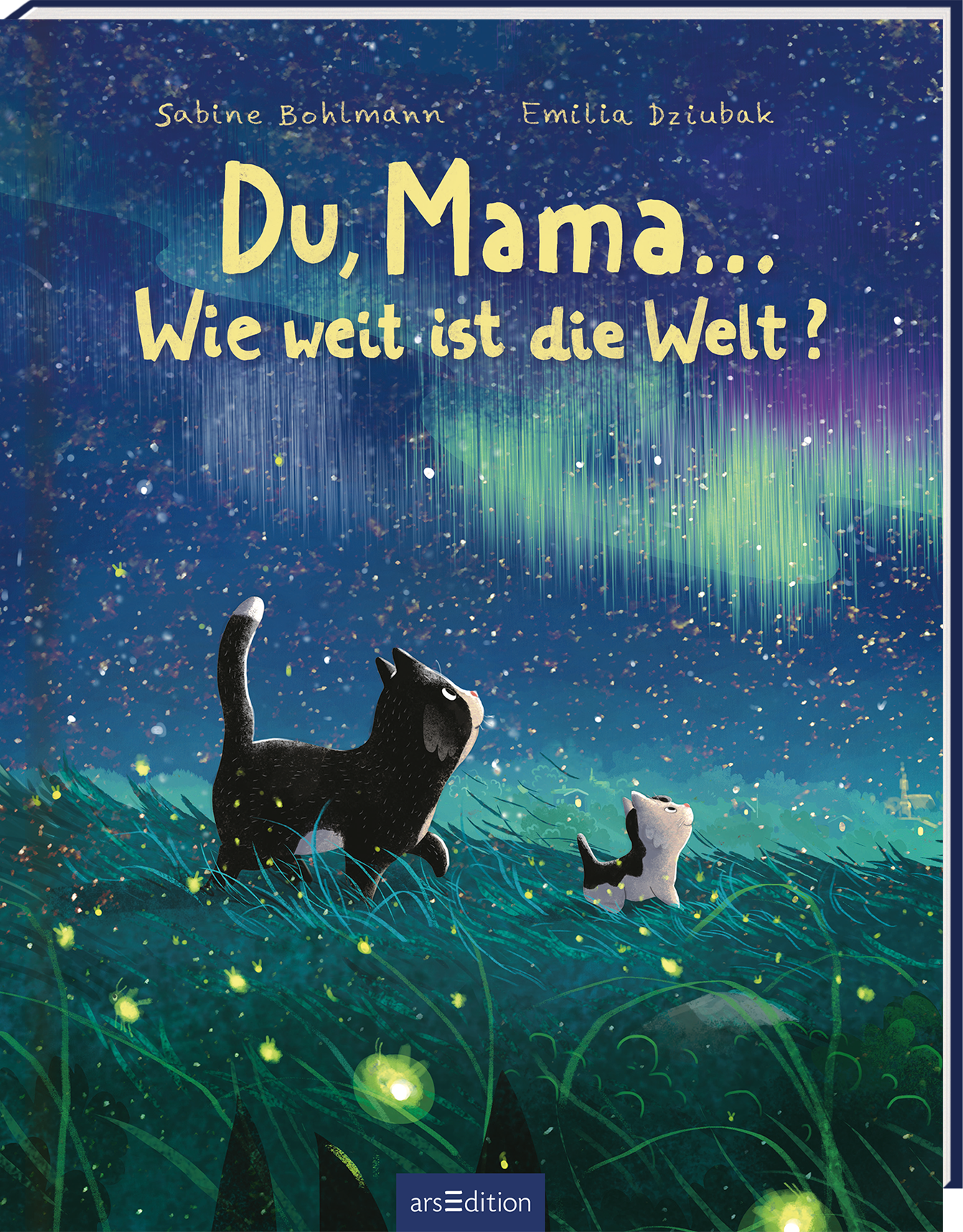 Das Buchcover zeigt eine nächtliche Szenerie mit einem leuchtenden Sternenhimmel in verschiedenen Blautönen und lebendigen Grüntönen auf dem Boden. Zwei Katzen, eine schwarze und eine weiße, stehen im Vordergrund auf einer Wiese, die von sanftem Licht durchzogen ist. Der Titel „Du, Mama… Wie weit ist die Welt ?“ ist in großen, gelben Buchstaben oben auf dem Cover platziert. Ganz oben links sind die Autorennamen Sabine Bohlmann und Emilia Dziubak zu sehen. Ganz unten mittig steht der...