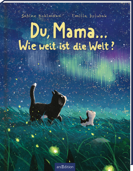 Das Buchcover zeigt eine nächtliche Szenerie mit einem leuchtenden Sternenhimmel in verschiedenen Blautönen und lebendigen Grüntönen auf dem Boden. Zwei Katzen, eine schwarze und eine weiße, stehen im Vordergrund auf einer Wiese, die von sanftem Licht durchzogen ist. Der Titel „Du, Mama… Wie weit ist die Welt ?“ ist in großen, gelben Buchstaben oben auf dem Cover platziert. Ganz oben links sind die Autorennamen Sabine Bohlmann und Emilia Dziubak zu sehen. Ganz unten mittig steht der...