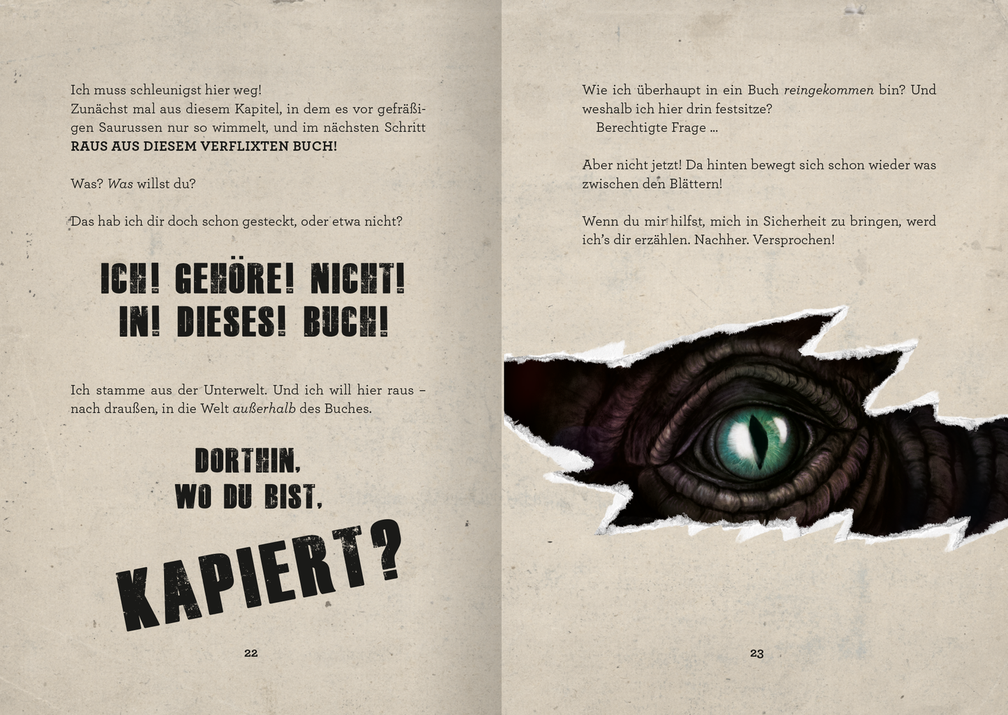 Gezeigt wird eine Innen- oder Zusatzansicht von „Das Buch mit dem Fluch – Hol mich raus, aber zack!“. Die Seiten sind in einem verwaschenen Off-White-Ton gehalten, mit schwarzer und roter typografischer Gestaltung. Auffällige Schriftzüge wie „ICH! GEHÖRE! NICHT! IN! DIESES! BUCH!“ dominieren eine Seite. Auf der gegenüberliegenden Seite ist ein bedrohliches, halb verdecktes Auge mit einer grünen Iris und schwarzen Umrissen abgebildet, das den Leser direkt anspricht und die...