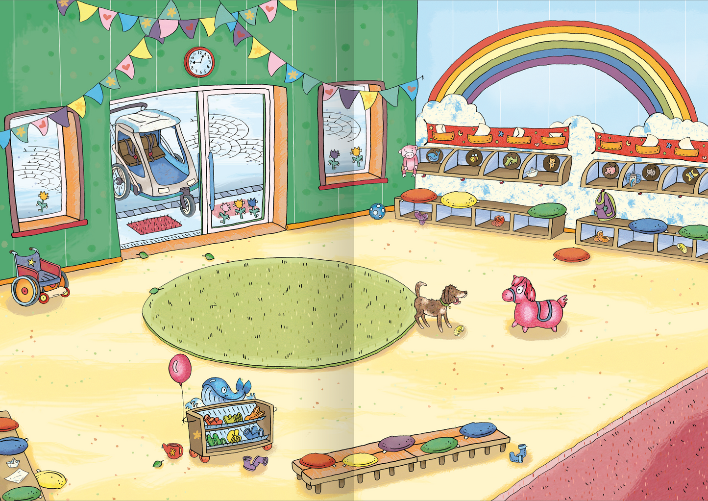 Gezeigt wird eine Innenansicht von „Mein Stickerheft – Kindergarten“. Der Raum ist freundlich und hell gestaltet, mit einer großen, runden grünen Spielfläche in der Mitte. Wände in sanften Grüntönen sind mit bunten Girlanden dekoriert. Auf der linken Seite steht ein Fenster mit Blick nach draußen. Zieht man die Augen nach oben, erkennt man einen bunten Regenbogen an der Wand. Auf der rechten Seite befinden sich Regale mit Spielzeug, darunter verschiedene Sitzkissen in leuchtenden...