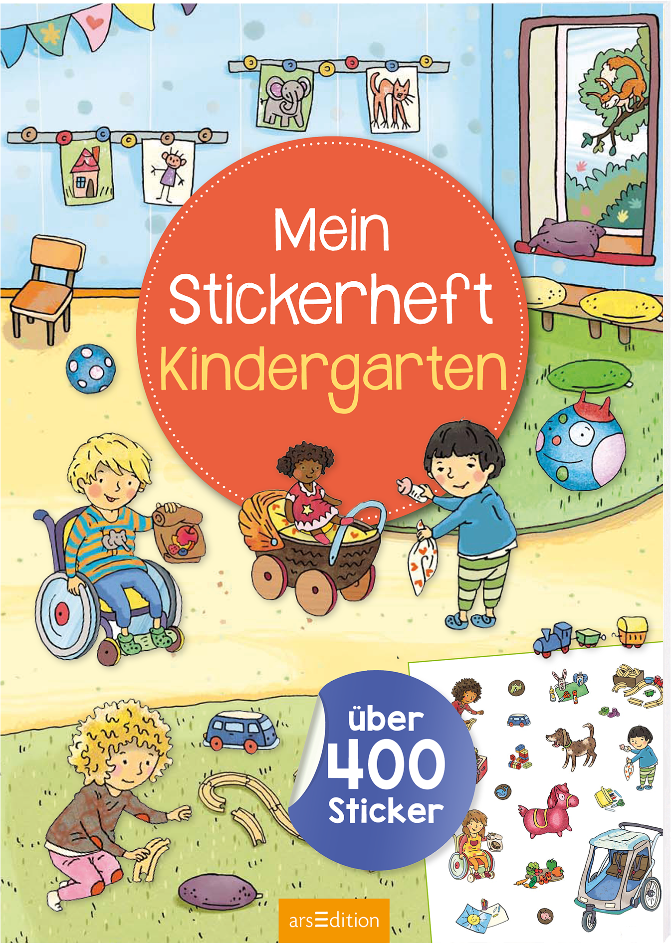 Auf dem Buchcover „Mein Stickerheft Kindergarten“ ist eine farbenfrohe Szene im Innenraum eines Kindergartens abgebildet. Drei fröhliche Kinder spielen: Eines sitzt im Rollstuhl, ein anderes spielt mit einem Puppentelefon, und das dritte klebt Sticker auf ein Blatt. Der Titel ist in großen, gelben Buchstaben auf einem orangefarbenen Kreis platziert. Der Hinweis „über 400 Sticker“ ist in einem blauen Banner darunter zu sehen. Ganz unten mittig steht der Logoschriftzug von arsEdition.