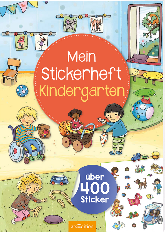 Auf dem Buchcover „Mein Stickerheft Kindergarten“ ist eine farbenfrohe Szene im Innenraum eines Kindergartens abgebildet. Drei fröhliche Kinder spielen: Eines sitzt im Rollstuhl, ein anderes spielt mit einem Puppentelefon, und das dritte klebt Sticker auf ein Blatt. Der Titel ist in großen, gelben Buchstaben auf einem orangefarbenen Kreis platziert. Der Hinweis „über 400 Sticker“ ist in einem blauen Banner darunter zu sehen. Ganz unten mittig steht der Logoschriftzug von arsEdition.