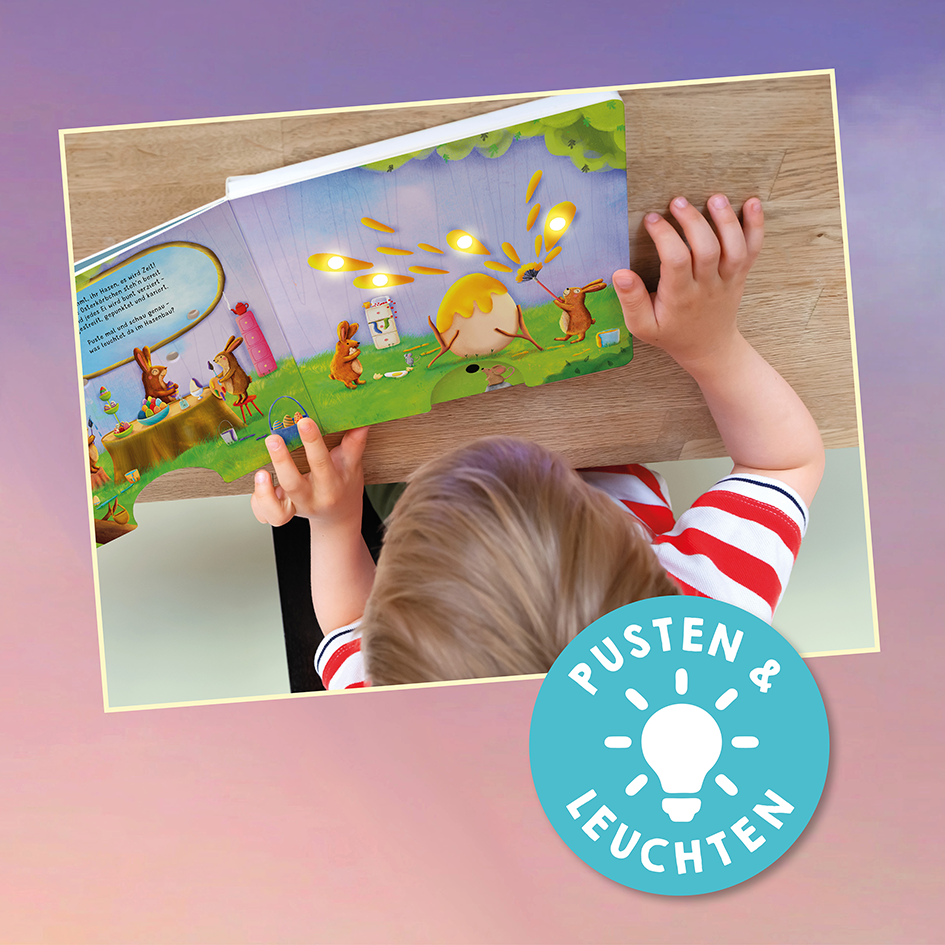 Gezeigt wird eine Innen- oder Zusatzansicht von „Mein liebstes Pustebuch – Ich hab dich lieb!“. Die Illustrationen zeigen eine freundliche, farbenfrohe Waldszene mit fröhlichen Tieren und einem großen, gelben Hut. Die Typografie ist klar und kindgerecht, mit verspielten Elementen. Die Farben sind lebendig, hauptsächlich Grün, Gelb und Blau, wodurch eine einladende Atmosphäre entsteht. Im Vordergrund ist ein Kind zu sehen, das mit einer Hand auf das Buch zeigt und die interaktive...