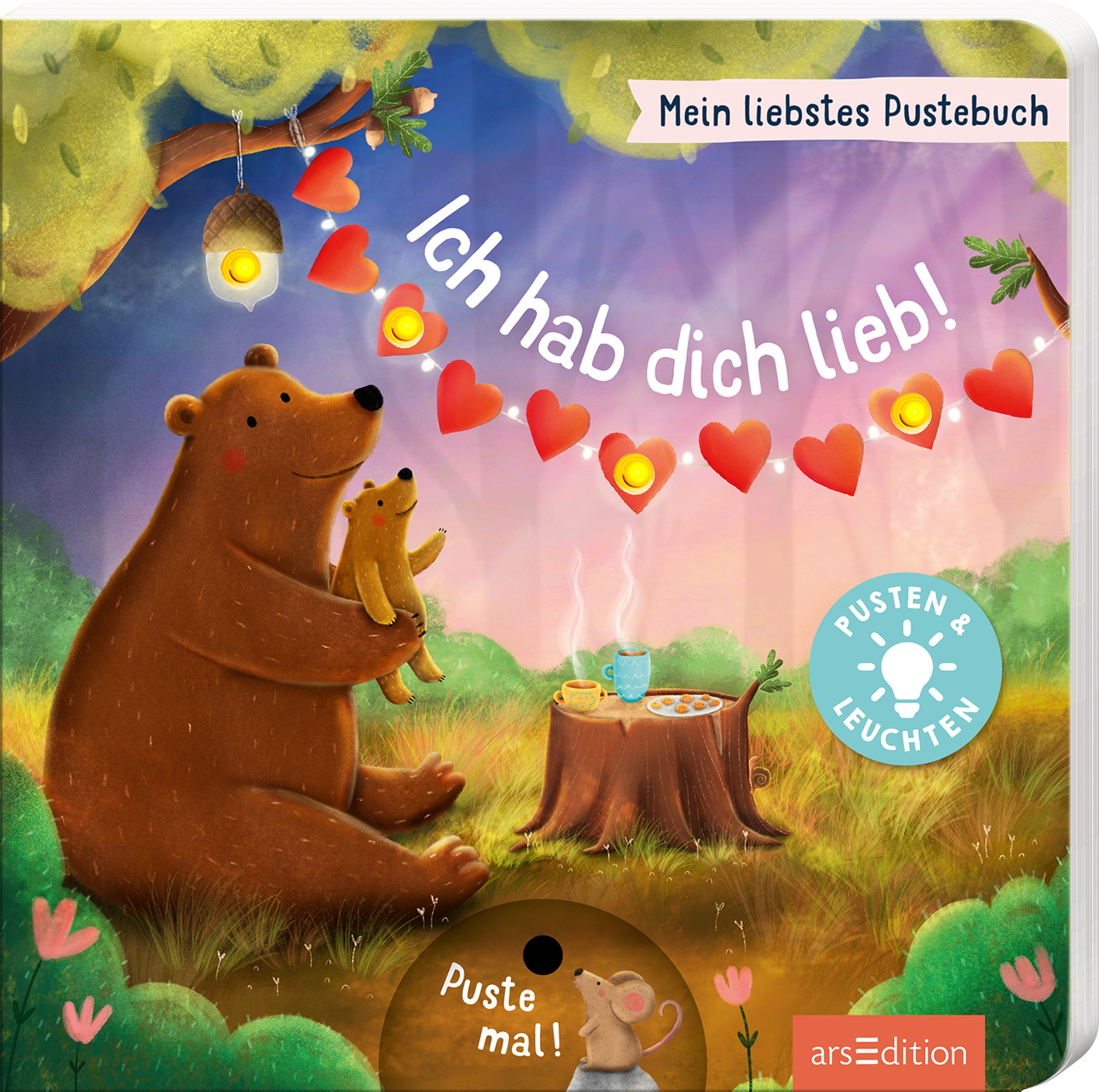 Das Cover zeigt einen liebevollen Bären, der ein kleineres Tier umarmt. Im Hintergrund sind sanfte, pastellfarbene Töne sowie Bäume und eine weiche, leuchtende Abendhimmel-Szenerie. Über den Figuren schwebt in verspielter Schrift der Text „Ich hab dich lieb!“ sowie bunte Herz- und Lichter-Icons. Rechts unten befindet sich ein blauer Button mit dem Text „Pusten & Leuchten“. Ganz unten mittig steht der Logoschriftzug von arsEdition.