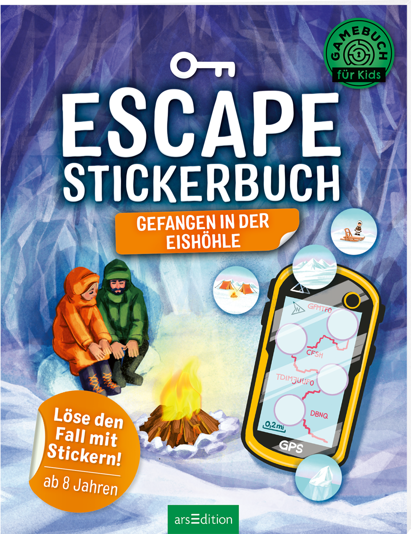 Das Cover zeigt zwei Kinder in warmen Jacken, die vor einem Lagerfeuer in einer Eishöhle sitzen. Die frostige blaue Farbpalette vermittelt ein kaltes, abenteuerliches Ambiente. Der Titel „ESCAPE STICKERBUCH“ ist in großen, weißen Buchstaben gestaltet, während der Untertitel „GEFANGEN IN DER EISHÖHLE“ in einer gelben Box steht. Oben rechts befindet sich ein grünes „GAMEBUCH für Kids“-Symbol. Die Aufforderung „Löse den Fall mit Stickern!“ steht in einem blauen Kreis. Ganz...