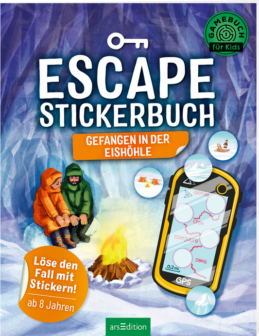 Das Cover zeigt zwei Kinder in warmen Jacken, die vor einem Lagerfeuer in einer Eishöhle sitzen. Die frostige blaue Farbpalette vermittelt ein kaltes, abenteuerliches Ambiente. Der Titel „ESCAPE STICKERBUCH“ ist in großen, weißen Buchstaben gestaltet, während der Untertitel „GEFANGEN IN DER EISHÖHLE“ in einer gelben Box steht. Oben rechts befindet sich ein grünes „GAMEBUCH für Kids“-Symbol. Die Aufforderung „Löse den Fall mit Stickern!“ steht in einem blauen Kreis. Ganz...