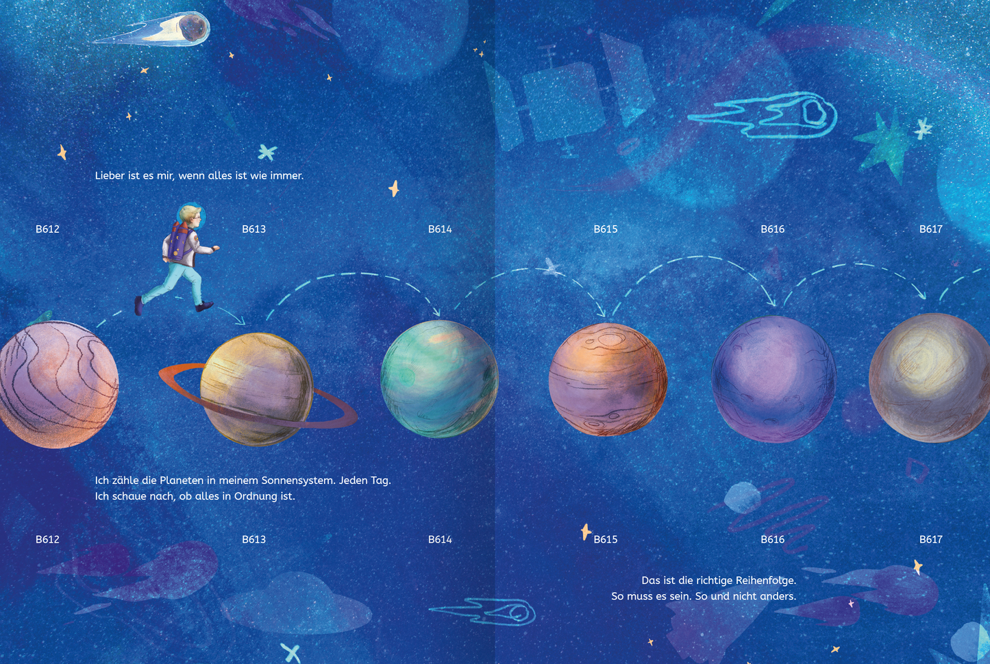 Gezeigt wird eine Innen- oder Zusatzansicht von „Astronautenkinder“. Die Illustration zeigt einen bunten Nachthimmel in verschiedenen Blau- und Lilatönen, durchsetzt mit Planeten in lebendigen Farben wie Orange, Gelb und Grün. Ein Kind mit einem Rucksack läuft auf einer Linie über die Planeten, während am unteren Bildrand Text in einer klaren, freundlichen Schriftart steht. Grafische Elemente wie Sterne und Raumschiffe fügen zusätzliche Fantasie und Abenteuer hinzu.