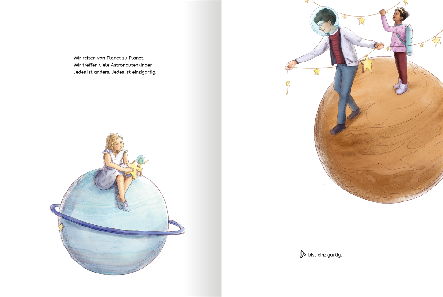 Gezeigt wird eine Innen- oder Zusatzansicht von „Astronautenkinder“. Die Illustration zeigt zwei Planeten: links ein blauer Planet mit Ringen, auf dem ein Mädchen sitzt und aufmerksam einen kleinen Planeten betrachtet. Rechts befindet sich ein brauner Planet, auf dem ein Junge mit einer Lichterkette steht und Sterne aufhängt. Die Farben sind sanft und einladend, während die Typografie in klaren, spielerischen Schriftzügen die Botschaft „Du bist einzigartig“ vermittelt.