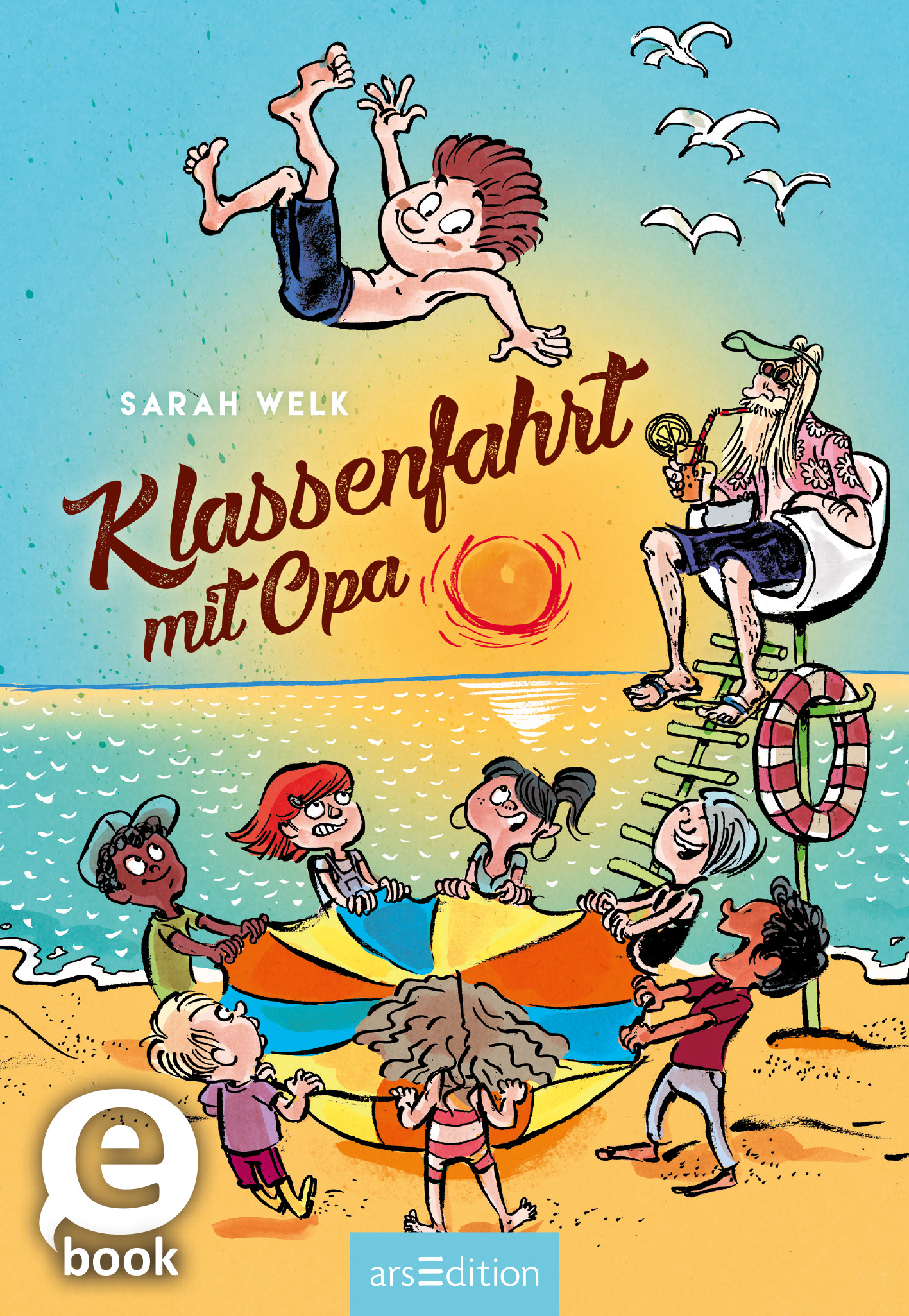 Auf dem Buchcover von „Klassenfahrt mit Opa“ von Sarah Welk sind mehrere fröhliche Kinder zu sehen, die an einem sonnigen Strand spielen, während der Opa auf einem Hochstuhl sitzt und zusieht. Die Farben sind hell und lebendig, mit einem strahlend blauen Himmel und einem sandigen Strand im Hintergrund. Der Titel ist in einer geschwungenen, braunen Schrift hervorgehoben. Ganz unten mittig steht der Logoschriftzug von arsEdition.