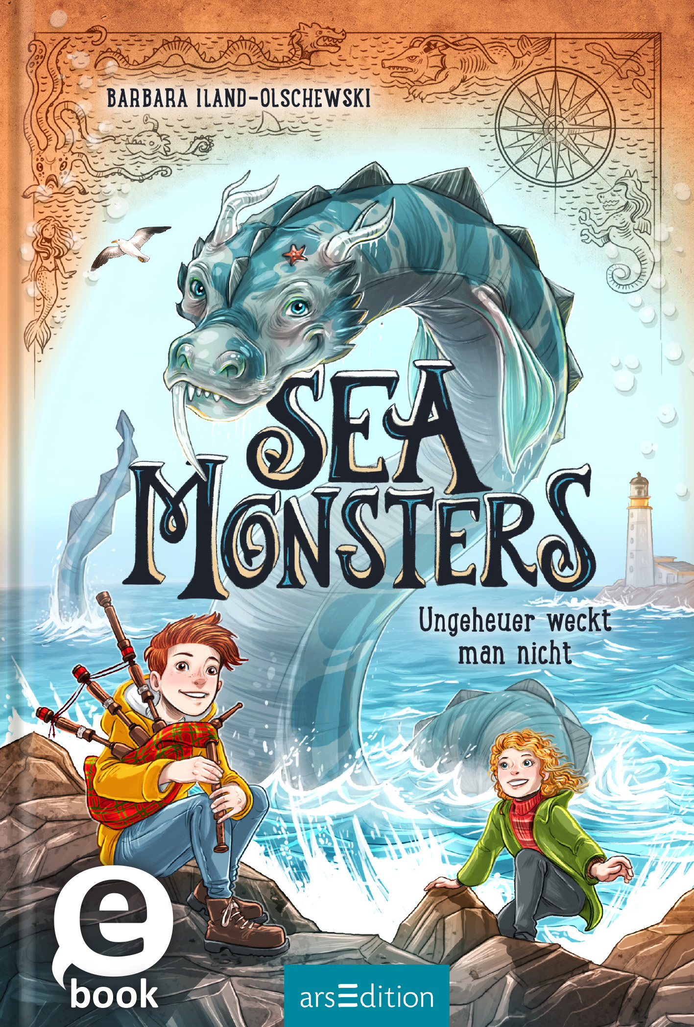 Das Buchcover zeigt einen fantasievollen, stilisierten Drachen, der aus dem Wasser emporsteigt, umgeben von Wellen und einem Leuchtturm im Hintergrund. Die Hauptfiguren, ein Junge mit rotem Haar und ein Mädchen mit lockigen, blonden Haaren, stehen am Ufer, während Möwen über ihnen fliegen. Die Schrift „SEA MONSTERS“ ist groß und auffällig in blauen und schwarzen Farben gestaltet. Unter dem Titel steht der Untertitel „Ungeheuer weckt man nicht“. Oben links ist der Name der Autorin...