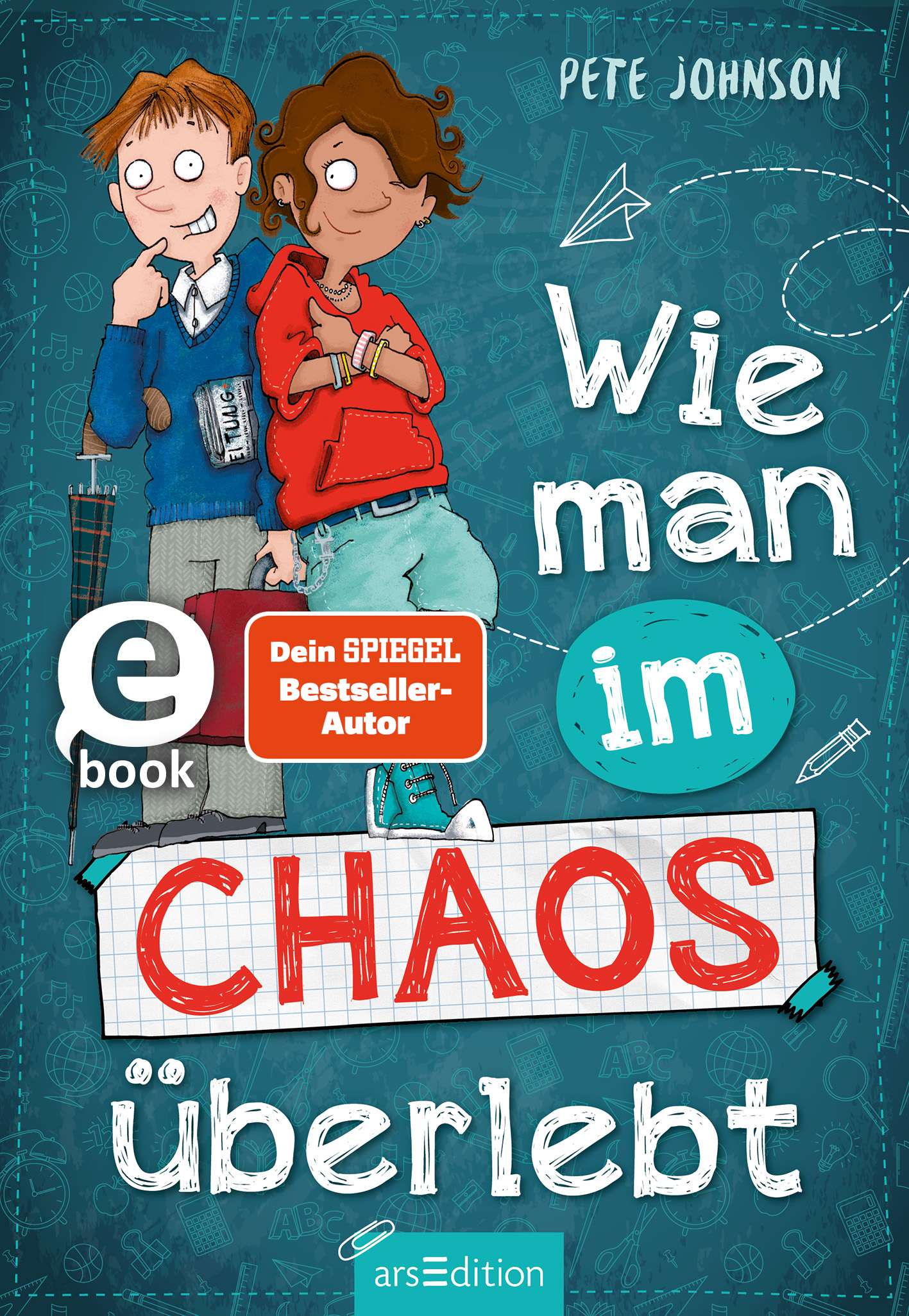 Das Cover zeigt zwei fröhliche Jungen, die auf einem türkisfarbenen Hintergrund stehen. Der Titel „Wie man im CHAOS überlebt“ erscheint in großen weißen und roten Buchstaben. Oben links befindet sich ein eBook-Button und ein Button mit der Aufschrift „Dein SPIEGEL Bestseller-Autor“. Der Autor Pete Johnson wird in einer klaren, weißen Schrift oben auf dem Cover genannt. Ganz unten mittig steht der Logoschriftzug von arsEdition.