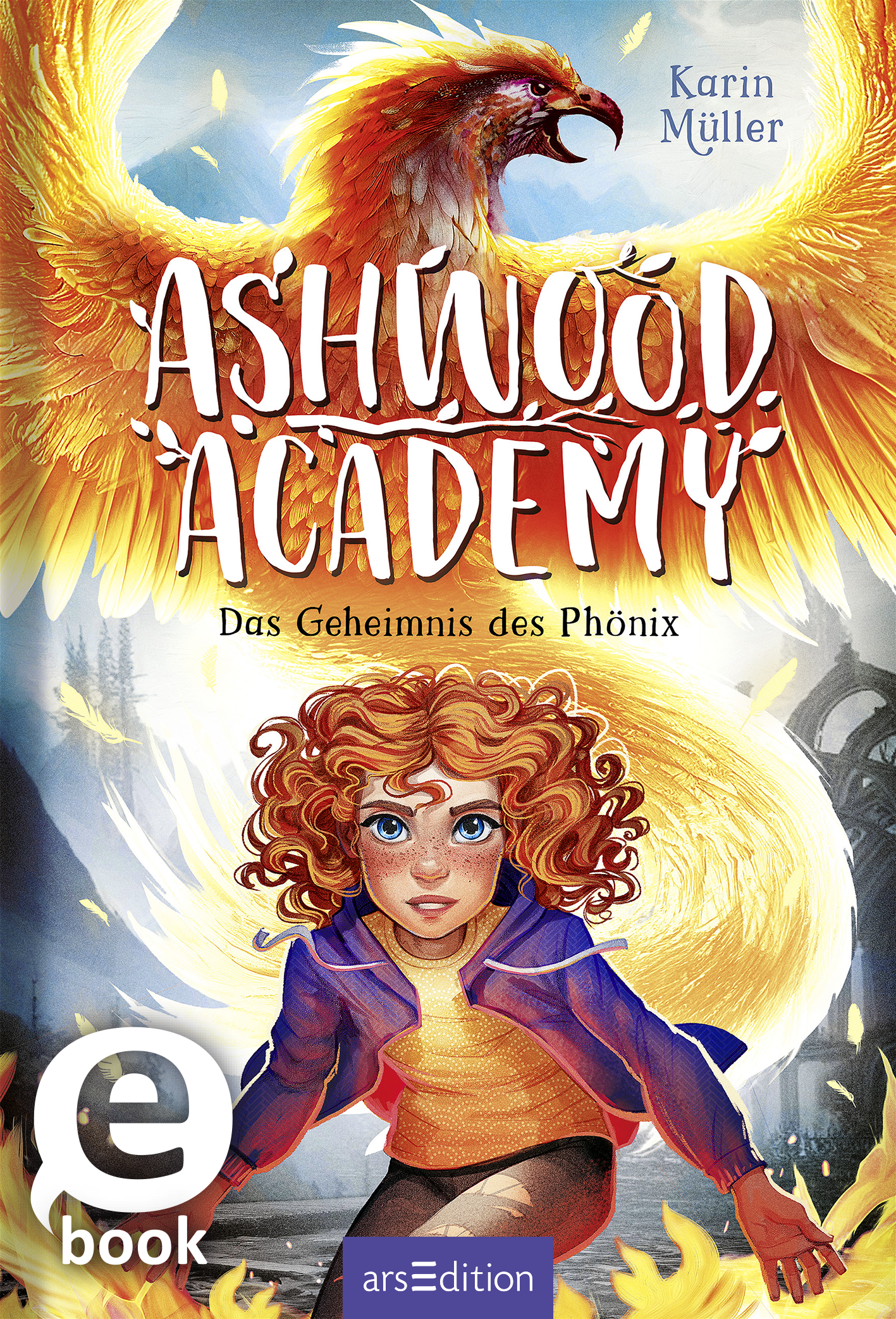Das Cover zeigt ein fantasievolles Szenario mit einer großen, majestätischen Phönix-Illustration in warmen Gelb- und Orangetönen. Im Vordergrund steht ein Mädchen mit lockigem, rotem Haar und einem entschlossenen Blick, das einen blauen Umhang trägt. Der Titel „ASHWOOD ACADEMY“ ist in verspielter Schriftart in Weiß gehalten, während darunter der Untertitel „Das Geheimnis des Phönix“ in einer schlichten Schrift erscheint. Oben rechts steht der Name der Autorin, Karin Müller....