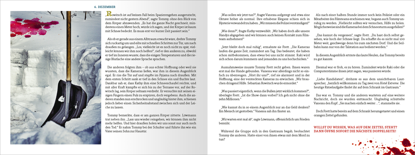 Gezeigt wird eine Innen- oder Zusatzansicht von „Escape Room. Das Hotel der tausend Augen“. Die Seite stellt einen klaren, strukturierten Text dar, umgeben von kühlen Farbtönen, hauptsächlich Blau und Weiß, die eine geheimnisvolle Stimmung vermitteln. Auf der linken Seite dominiert ein Bild, das eine schwarze Schneeschaufel und daneben Blutstropfen im Schnee zeigt. Auf der rechten Seite befindet sich mehrfarbiger Text in einer gut lesbaren Schrift präsentiert, der Spannung und Dramatik...