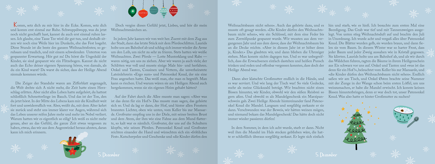 Gezeigt wird eine Innen- oder Zusatzansicht von „24 Geschichten aus dem hohen Norden“. Die Doppelseite ist in sanften Blautönen gehalten und mit weißen Schneeflocken verziert. Links steht ein handgeschriebener Text in dunklerer Schrift, der die Erzählungen einführt. Rechts sind festliche Illustrationen, darunter ein Weihnachtsbaum und eine Tasse mit dampfendem Getränk, die lebendige Akzente setzen. Die fröhliche Typografie vermittelt eine warme, einladende Stimmung.