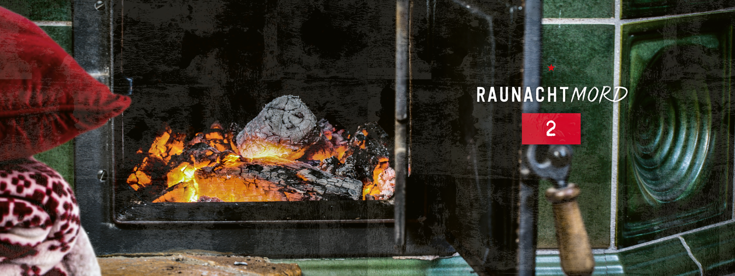 Gezeigt wird eine Innenansicht von „Raunachtmord“. Der Fokus liegt auf einem offenen Kamin, in dem lebhafte Flammen brennen. Links ist ein rotes Kissen mit feiner Musterung zu sehen. Die farbigen Fliesen des Kamins sind in verschiedenen Grüntönen gehalten, ergänzt durch eine rot hinterlegte Schrift, die den Titel und die Nummer „2“ zeigt. Die Typografie ist modern und klar, während die Gesamtatmosphäre des Bildes eine gemütliche und zugleich geheimnisvolle Stimmung vermittelt.