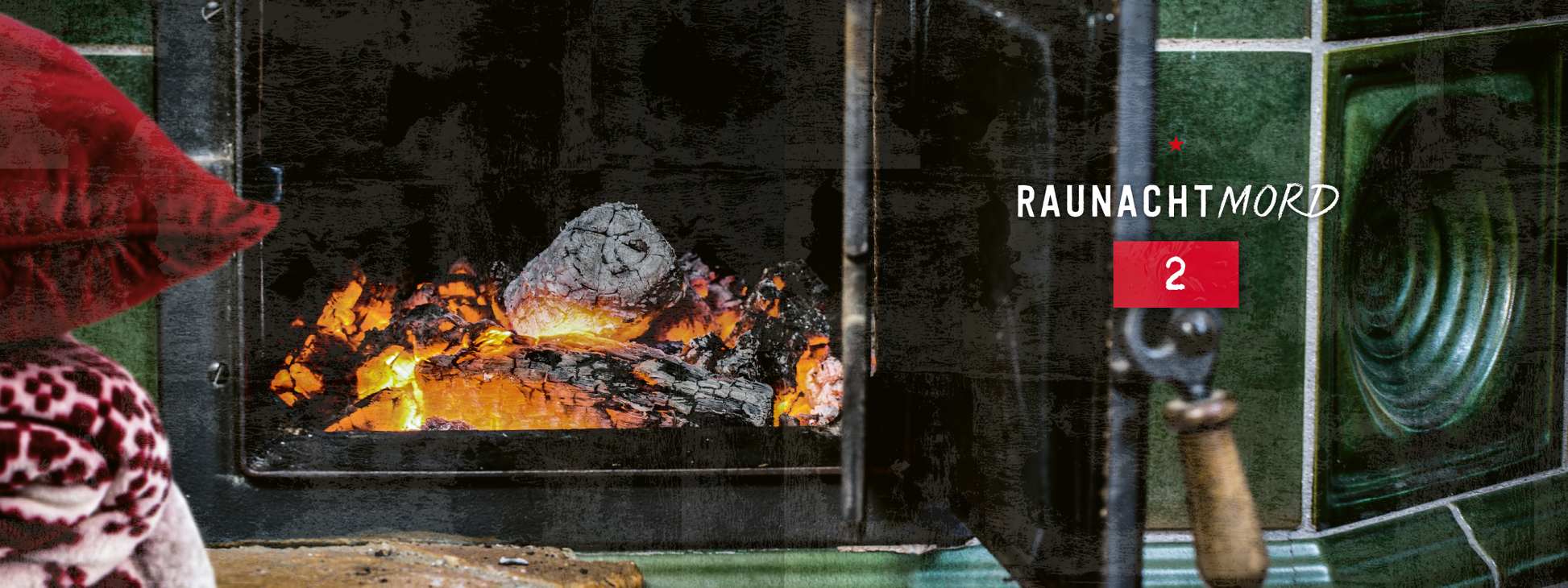 Gezeigt wird eine Innenansicht von „Raunachtmord“. Der Fokus liegt auf einem offenen Kamin, in dem lebhafte Flammen brennen. Links ist ein rotes Kissen mit feiner Musterung zu sehen. Die farbigen Fliesen des Kamins sind in verschiedenen Grüntönen gehalten, ergänzt durch eine rot hinterlegte Schrift, die den Titel und die Nummer „2“ zeigt. Die Typografie ist modern und klar, während die Gesamtatmosphäre des Bildes eine gemütliche und zugleich geheimnisvolle Stimmung vermittelt.