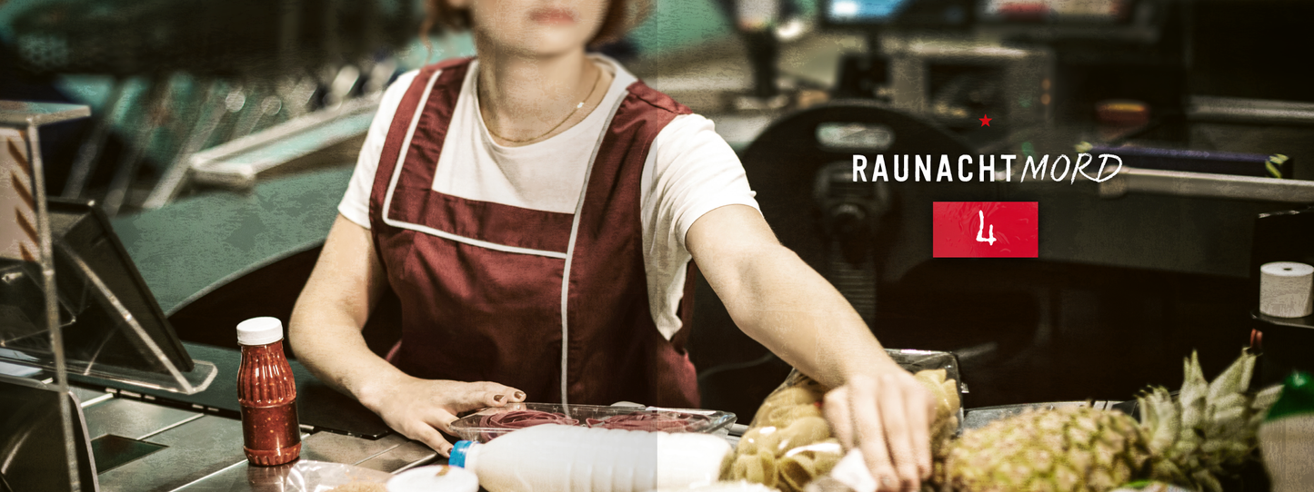 Gezeigt wird eine Innen- oder Zusatzansicht von „Raunachtmord“. Im Mittelpunkt steht eine Frau in einem burgunderfarbenen Oberteil, die an einem Verkaufstresen steht. Ihr Blick ist nach vorne gerichtet, während sie mit der rechten Hand eine Ananas greift. Auf dem Tresen sind verschiedene Produkte sichtbar, darunter eine Flasche Ketchup und andere Lebensmittel. Die Farben sind warm und einladend, und der Titel „RAUNACHTMORD“ hebt sich durch eine kräftige rote Fläche und eine moderne...