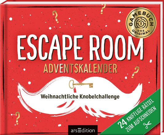 Das Buchcover zeigt einen roten Hintergrund, auf dem weiße sowie goldene Glitzerpunkte verteilt sind. In der Mitte prangt der Titel „ESCAPE ROOM ADVENTSKALENDER“ in großen, weißen Buchstaben. Darunter steht in kleinerer Schrift „Weihnachtliche Knobelchallenge“ in Schwarz. Ein stilisierter Schlüssel in Gold und weiße Schnurrbart-Illustrationen ergänzen das Design. In der oberen rechten Ecke ist ein runder Button mit der Aufschrift „GAMEBUCH DAS ORIGINAL“. Ganz unten mittig...