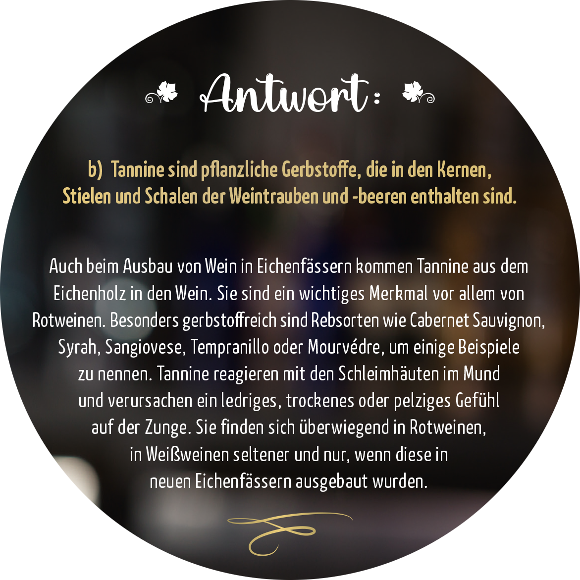 Gezeigt wird eine Innen- oder Zusatzansicht von „Adventskalender in der Dose. Einschenken ist auch schenken!“ Die Ansicht zeigt eleganten Text in einer geschwungenen, goldenen Schrift auf dunklem Hintergrund. Umgeben von dezenten, blattartigen verzierten Elementen in Weiß und Gold, vermittelt das Design eine festliche und ansprechende Atmosphäre. In der Mitte befindet sich ein runder Rahmen mit der herausgestellten Überschrift „Antwort:“, die klar lesbar und einladend wirkt.