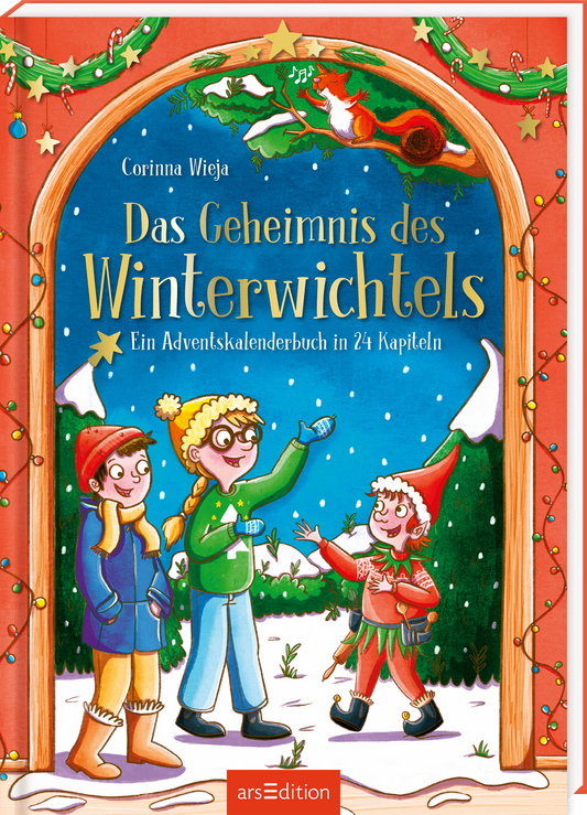 Das Buchcover zeigt eine winterliche Szene. In der Mitte stehen zwei Kinder und ein Wichtel fröhlich im Schnee, umgeben von Tannenbäumen. Oben prangt ein großer, goldener Schriftzug: „Das Geheimnis des Winterwichtels“ von Corinna Vieja, gefolgt von der Unterzeile „Ein Adventskalenderbuch in 24 1/2 Kapiteln“. Ganz unten mittig steht der Logoschriftzug von arsEdition.
