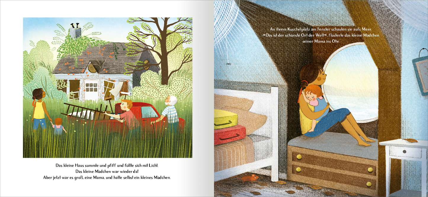 Gezeigt wird eine Innen- oder Zusatzansicht von „Das kleine Haus am Meer“. Links ist ein charmantes, etwas verwittertes-weißes Haus mit einem roten Auto und spielenden Kindern im Vordergrund zu sehen. Die Farben sind sanft und freundlich, geprägt von Grüntönen der Pflanzen und warmen Erdtönen. Rechts erscheint die innere Raumansicht mit einem gemütlichen Bett, einer Mutter mit ihrem Kind und einem großen Fenster, das viel Licht hereinlässt. Die Typografie ist verspielt und einladend.