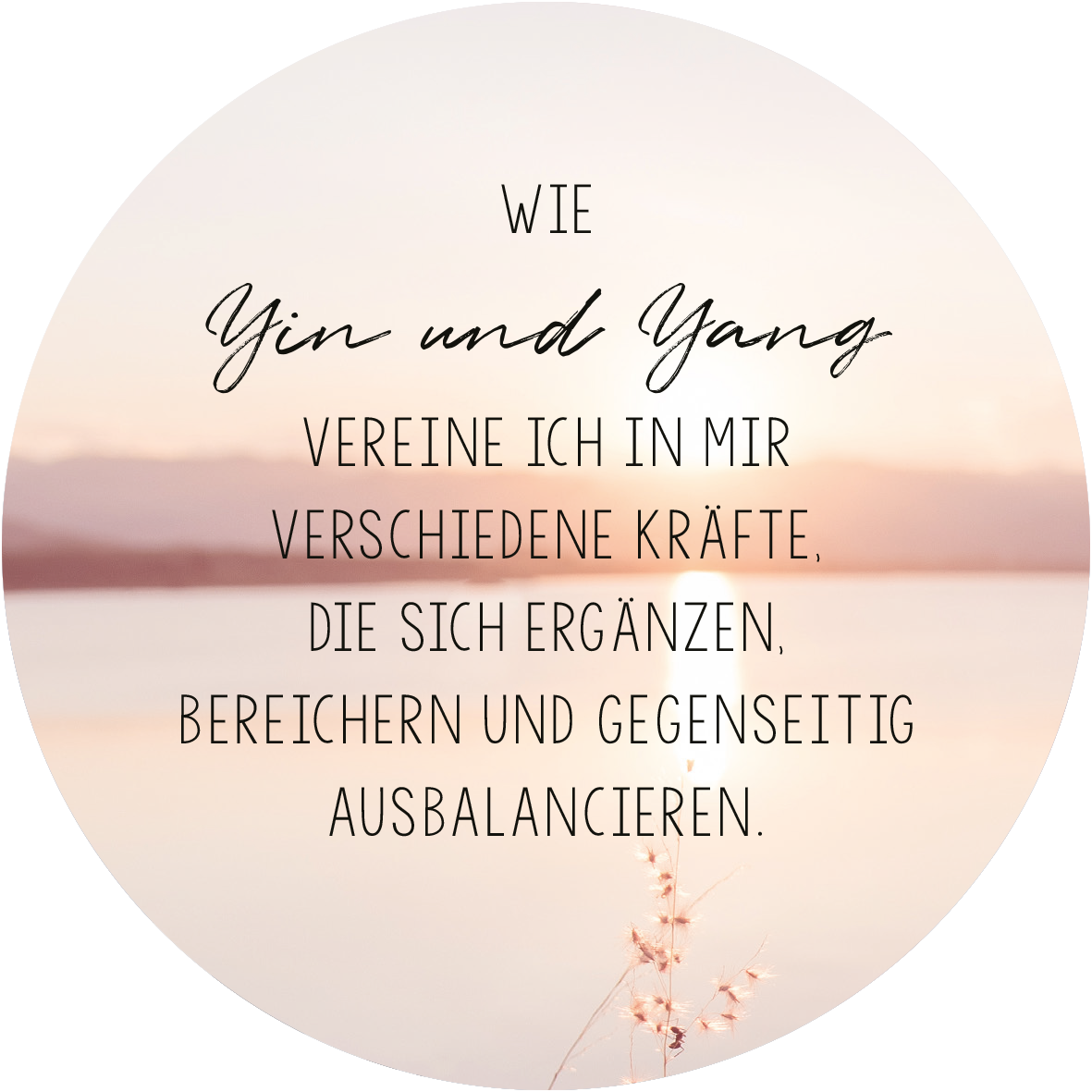 Gezeigt wird eine Innen- oder Zusatzansicht von „Yoga-Auszeiten für Körper und Geist“. Der Text ist in einer Kombination aus geschwungener Schrift und klaren, serifenlosen Buchstaben gestaltet. In der oberen Hälfte steht „Wie Yin und Yang“ in eleganter, handschriftlicher Schriftart, gefolgt von einer klaren, sachlichen Typografie für den restlichen Satz. Der Hintergrund zeigt sanfte, warme Farbtöne, die an einen Sonnenuntergang erinnern, was eine beruhigende Atmosphäre vermittelt.