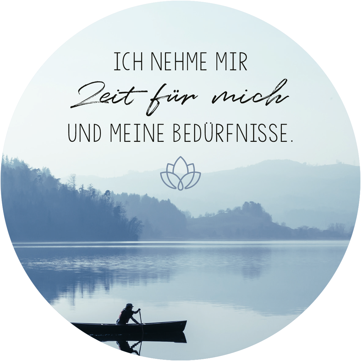 Gezeigt wird eine Innen- oder Zusatzansicht von „Yoga-Auszeiten für Körper und Geist“. Die Ansicht zeigt eine sanfte, neblige Landschaft mit einem See und einem einzelnen Ruderer. Über dem Bild steht in eleganter, geschwungener Schrift der Satz „Ich nehme mir Zeit für mich“ in Schwarz, ergänzt durch eine serifenlose Schrift für „und meine Bedürfnisse“ in dezentem Grau. In der Mitte befindet sich ein zartes Lotus-Symbol, welches die beruhigende Atmosphäre unterstreicht. Die...