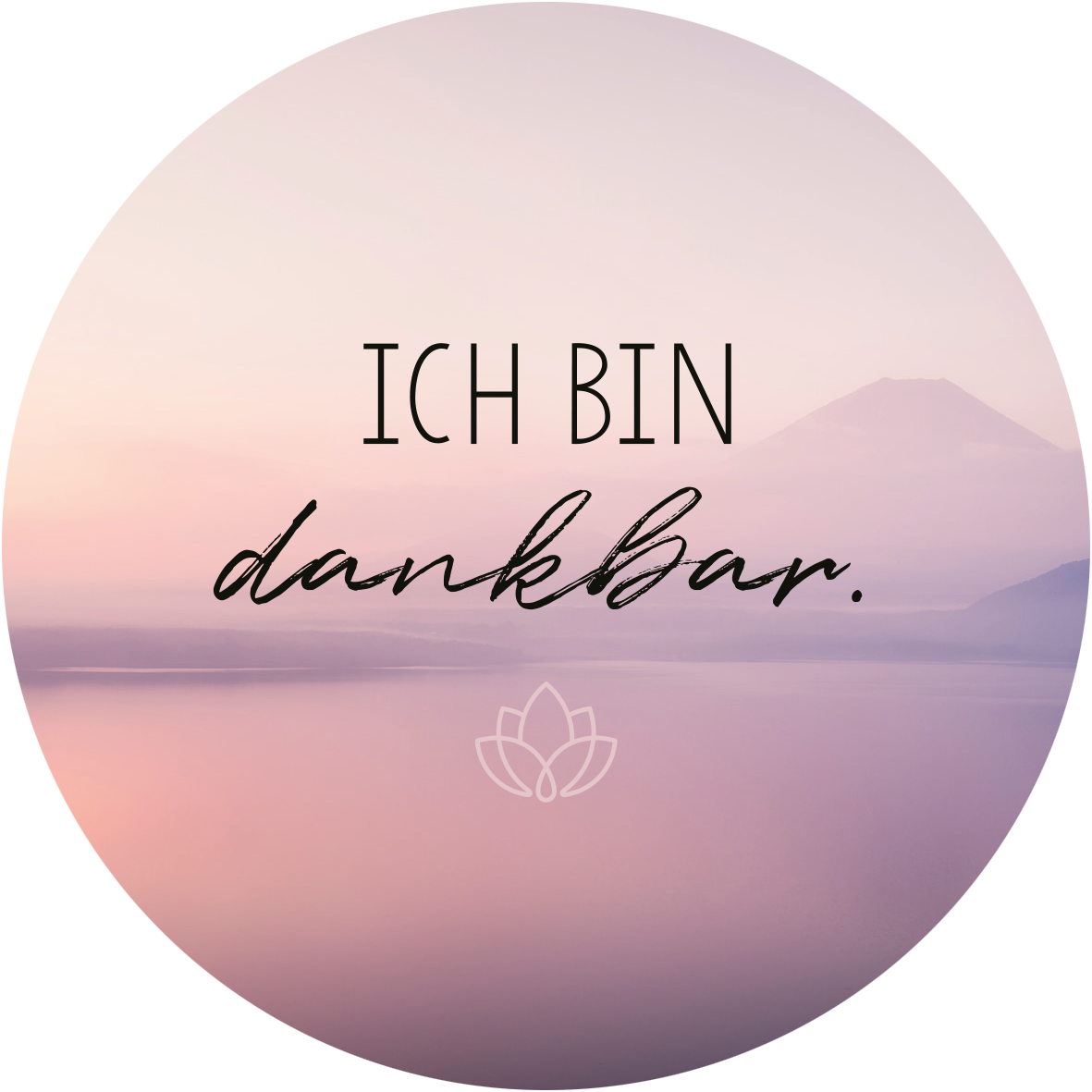 Gezeigt wird eine Innen- oder Zusatzansicht von „Yoga-Auszeiten für Körper und Geist“. Der Hintergrund ist in sanften Rosa- und Lilatönen gehalten und vermittelt eine ruhige, meditative Stimmung. In der Mitte steht der Text „ICH BIN dankbar.“ in einer Kombination aus klarer serifenloser Schrift und einer geschwungenen, handschriftlichen Schriftart. Unterhalb des Textes ist ein zartes Lotussymbol abgebildet, das für Achtsamkeit und innere Ruhe steht.
