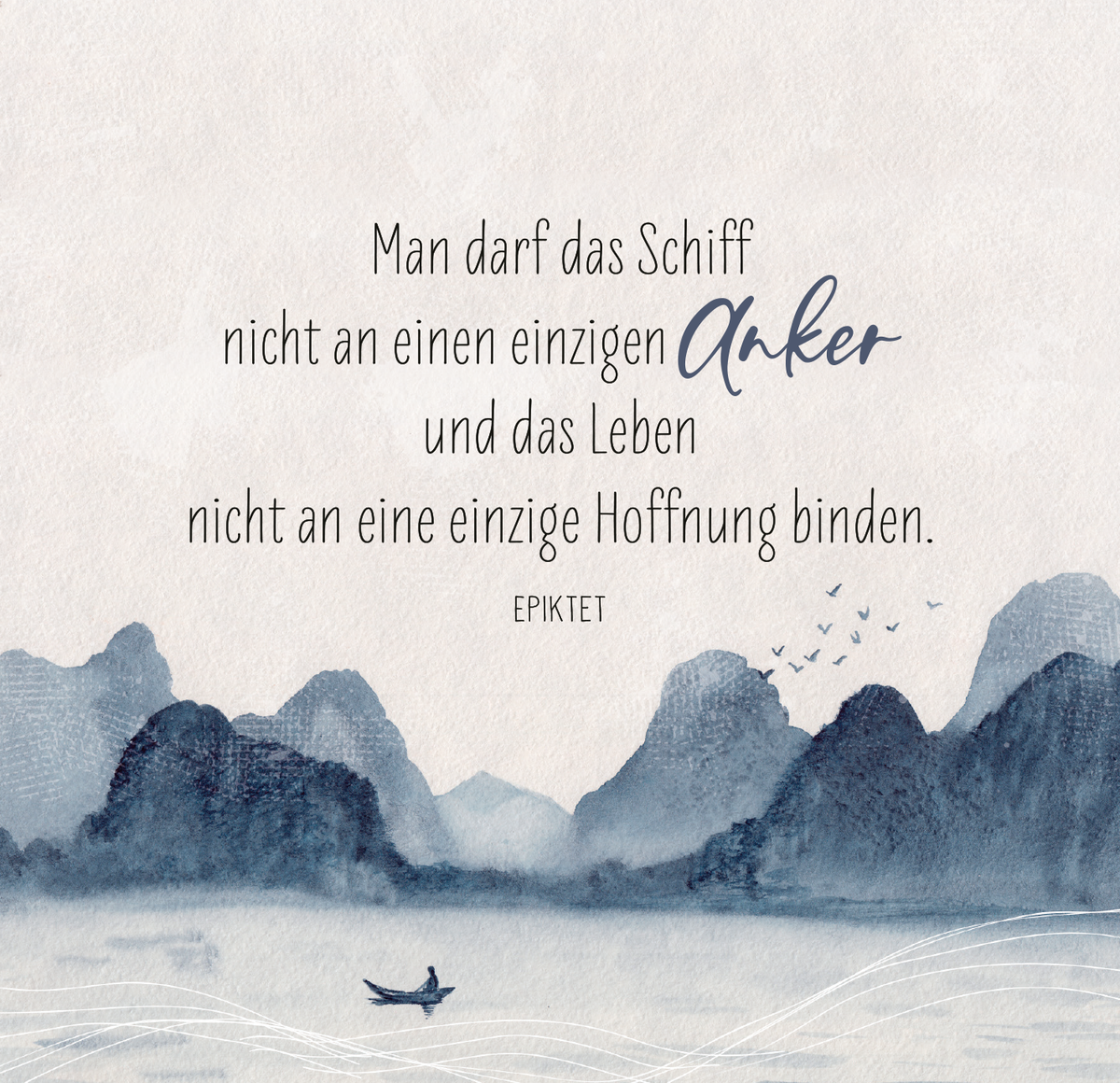 Gezeigt wird eine Innen- oder Zusatzansicht von „Seelentrost“. Der Hintergrund zeigt sanfte, aquarellartige Blautöne mit stilisierten Bergen und einem ruhigen Wasser. In der Mitte steht der Text „Man darf das Schiff nicht an einen einzigen Anker und das Leben nicht an eine einzige Hoffnung binden“ in einer Kombination aus elegantem, handschriftlichem und klarer Schriftart. Der Autor „Epiktet“ ist in einer schlichten Schrift am unteren Rand abgedruckt.