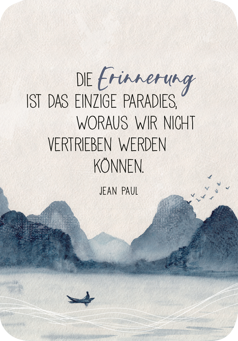 Gezeigt wird eine Innen- oder Zusatzansicht von „Hoffnung für dich“. Die Darstellung zeigt einen sanften, aquarellierten Hintergrund in Blautönen mit bergigen Silhouetten und einem ruhigen Gewässer. Im Vordergrund steht ein schlichtes, modernes Boot. Der zentrale Text ist in einer klaren Kombination aus verschnörkelter und einfacher Schrift, wobei „Die Erinnerung“ hervorgehoben ist. Der Inhalt vermittelt eine nachdenkliche Botschaft und schafft eine besinnliche Atmosphäre.