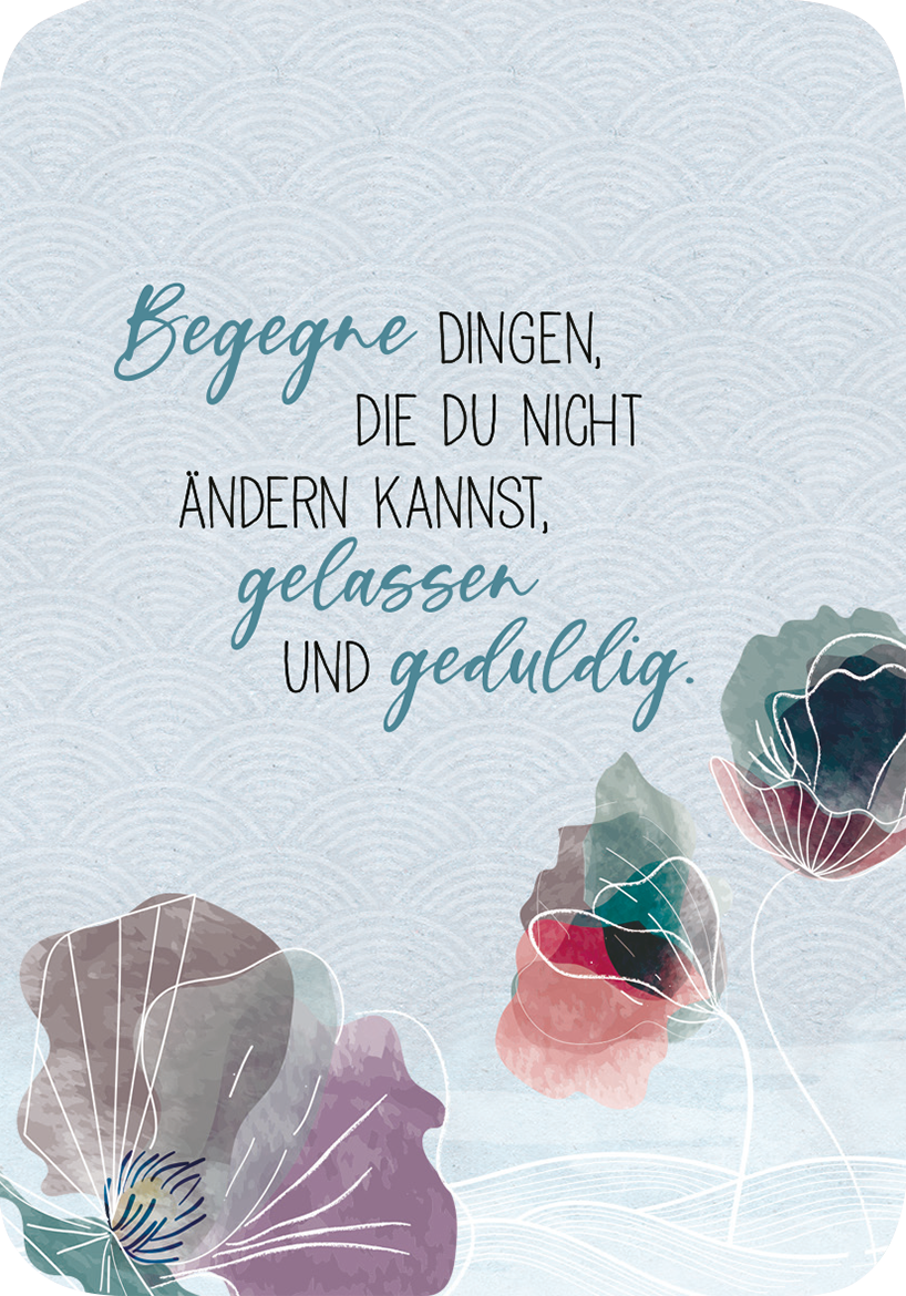 Gezeigt wird eine Innen- oder Zusatzansicht von „Hoffnung für dich“. Die Illustration zeigt einen sanften, hellblauen Hintergrund mit einem Muster von Wellen. Im Vordergrund sind zarte, watercolorähnliche Blumen in verschiedenen Farben, darunter Rosa und Grün, angeordnet. Der Text in geschwungener Schrift besagt: „Begegne Dingen, die du nicht ändern kannst, gelassen und geduldig.“ Die Schrift ist in einer eleganten Kornblumenfarbe gehalten und harmoniert mit der floralen Gestaltung.