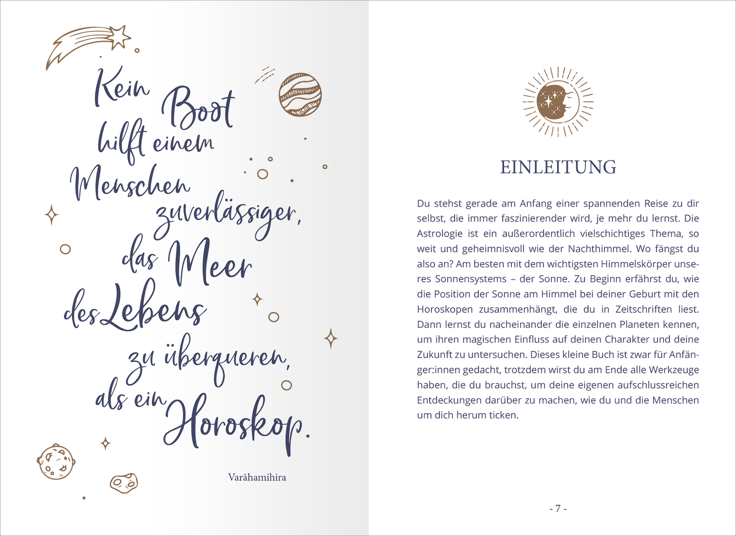 Gezeigt wird eine Innen- oder Zusatzansicht von „Das kleine Buch der Astrologie“. Die Seite zeigt eine Kombination aus geschwungener, handschriftlicher Typografie in tiefem Blau und klaren, serifenlosen Schriftzügen in Schwarz. In der Mitte befindet sich ein inspirierendes Zitat umgeben von kleinen, symbolischen Illustrationen wie Planeten und Sternen in sanften Brauntönen. Der Hintergrund bleibt hell und schlicht, was den Text hervorhebt und eine einladende Atmosphäre schafft.