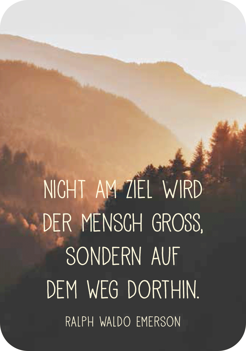 Gezeigt wird eine Innen- oder Zusatzansicht von „Achtsamkeit für den Widder“. Die Ansicht zeigt ein sanftes, verschwommenes Bergpanorama in erdigen, warmen Farbtönen, das eine ruhige Atmosphäre schafft. Im Vordergrund ist ein Zitat von Ralph Waldo Emerson in moderner, gut lesbarer Schriftart zu sehen. Die typografische Gestaltung kombiniert eine verspielte, größere Schrift für die ersten beiden Zeilen mit einer schlichteren, kleineren Schrift für den Autorennamen.