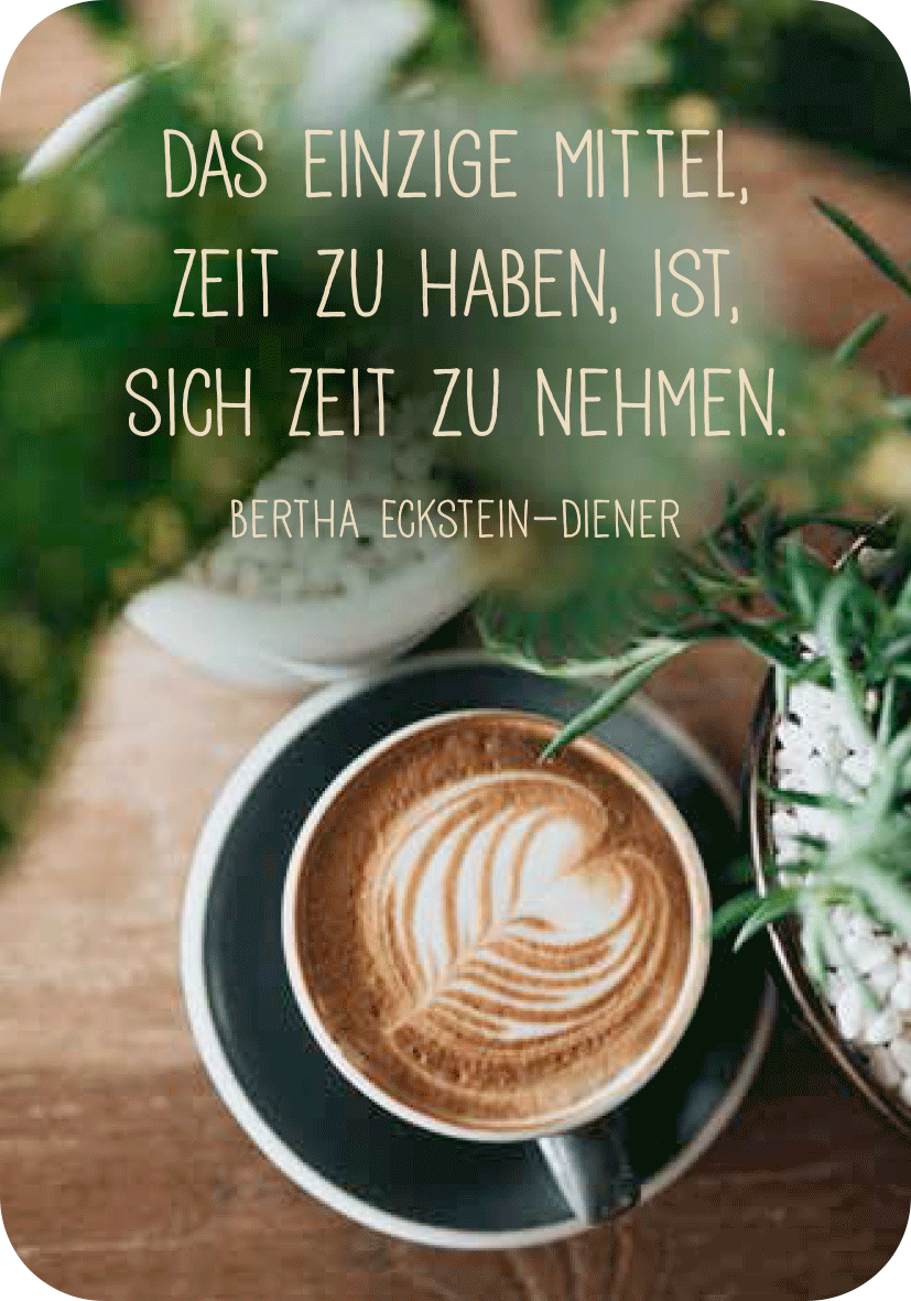 Gezeigt wird eine Innen- oder Zusatzansicht von „Achtsamkeit für den Stier“. Die Abbildung zeigt einen runden Kaffeeteller mit einer kunstvoll dekorierten Latte Macchiato, umgeben von grünen Pflanzen. Über dem Getränk steht in einer sanften, eleganten Schrift der Spruch: „Das einzige Mittel, Zeit zu haben, ist, sich Zeit zu nehmen.“ Die Kombination aus warmen Erdtönen und der hellen Schrift schafft eine ruhige, einladende Atmosphäre.