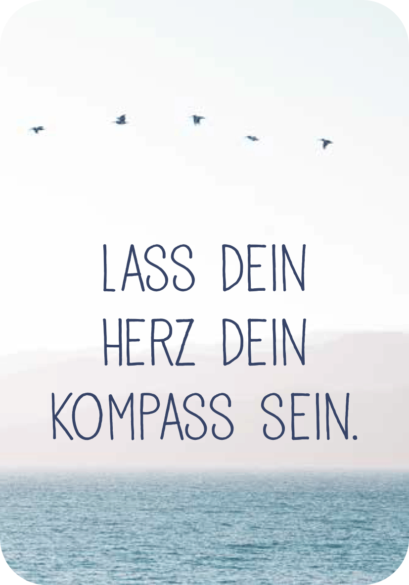 Gezeigt wird eine Innen- oder Zusatzansicht von „Achtsamkeit für den Krebs“. Der Hintergrund zeigt eine sanfte, helle Farbpalette mit einem ruhigen Himmel und Wasser. Darauf steht in großen, klaren Buchstaben der inspirierende Text „Lass dein Herz dein Kompass sein“. Die Schrift ist in einem warmen, dunkleren Blau gestaltet, das einen beruhigenden Kontrast zum hellen Hintergrund bildet. Die Rundungen der Kanten sorgen für eine einladende und harmonische Gesamterscheinung.