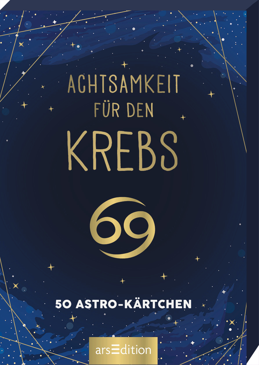 Das Cover zeigt einen tiefblauen Hintergrund, der mit goldenen Sternen und feinen Linien eines Sternenbildes verziert ist. In der Mitte steht der Titel „ACHTSAMKEIT FÜR DEN KREBS“ in eleganter, goldener Typografie. Darunter befindet sich die Zahl „69“ in einer geschwungenen Schrift, die in einem leuchtenden Goldton gehalten ist. Am Fuß des Covers steht der Hinweis „50 ASTRO-KÄRTCHEN“. Ganz unten mittig steht der Logoschriftzug von arsEdition.