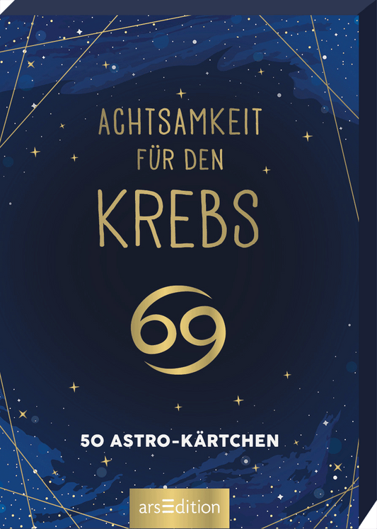 Das Cover zeigt einen tiefblauen Hintergrund, der mit goldenen Sternen und feinen Linien eines Sternenbildes verziert ist. In der Mitte steht der Titel „ACHTSAMKEIT FÜR DEN KREBS“ in eleganter, goldener Typografie. Darunter befindet sich die Zahl „69“ in einer geschwungenen Schrift, die in einem leuchtenden Goldton gehalten ist. Am Fuß des Covers steht der Hinweis „50 ASTRO-KÄRTCHEN“. Ganz unten mittig steht der Logoschriftzug von arsEdition.