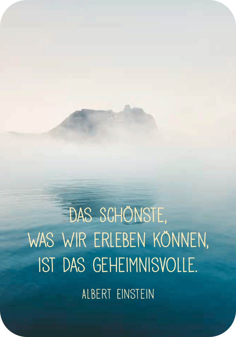 Gezeigt wird eine Innen- oder Zusatzansicht von „Achtsamkeit für den Skorpion“. Die Illustration zeigt einen sanft nebligen See, dessen ruhige Oberfläche die Umrisse einer Insel reflektiert. Am unteren Bildrand befindet sich in eleganter, verspielter Schrift der Satz: „Das Schönste, was wir erleben können, ist das Geheimnisvolle.“ in hellem Gold. Der Gesamteindruck vermittelt eine friedliche und geheimnisvolle Stimmung.