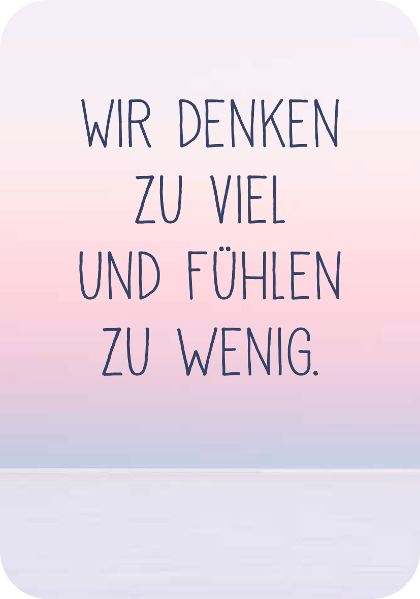 Gezeigt wird eine Innen- oder Zusatzansicht von „Achtsamkeit für den Wassermann“. Der Hintergrund verläuft in sanften Pastelltönen von Rosa zu Blau, was eine beruhigende Atmosphäre schafft. In der Mitte des Bildes steht der Text „WIR DENKEN ZU VIEL UND FÜHLEN ZU WENIG“ in einer klaren, handgeschriebenen Schriftart, die durch ihre Einfachheit auffällt. Die Kombination der Farben und die Typografie ermutigen zur Achtsamkeit und Selbstreflexion.