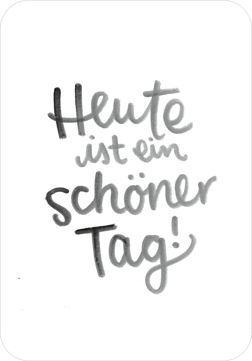 Gezeigt wird eine Innen- oder Zusatzansicht von „Glücksmantras für die Handtasche“. Der Hintergrund ist weiß, darauf befindet sich die handschriftlich gestaltete Aufschrift „Heute ist ein schöner Tag!“ in verschiedenen Grautönen. Die Schriftarten variieren zwischen luftig und geschwungen für den Satzteil „schöner Tag!“, der mit einer verspielten Unterlinie versehen ist. Die Verwendung von lockeren, dynamischen Linien sorgt für eine positive, motivierende Ausstrahlung.